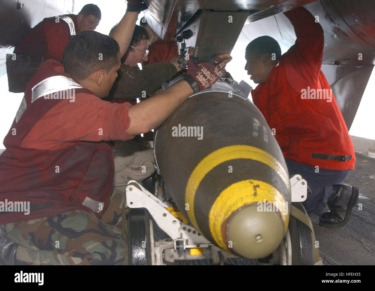 030321-N-0382O-506 das Mittelmeer (21. März 2003)--Aviation Ordnancemen, "The Schwertkämpfer" der Kämpfer-Geschwader dreißig zwei (VF-32) zugewiesen hochladen ein 2.000-lb gemeinsame gerichtete Angriff Munition (JDAM), bevor es auf eine F-14 b Tomcat geladen wird.  JDAM gibt Anleitung-Kits, die bestehenden ungelenkte Bomben präzisionsgelenkte Munition der "intelligenten" umzuwandeln. Heckteil enthält ein Inertiales Navigationssystem (INS) und ein global positioning System (GPS). Eine JDAM verbessert die Genauigkeit der ungelenkte Bomben bei jedem Wetter.  Truman ist derzeit im Einsatz und ist die Durchführung von Missionen zur Unterstützung der Stockfoto