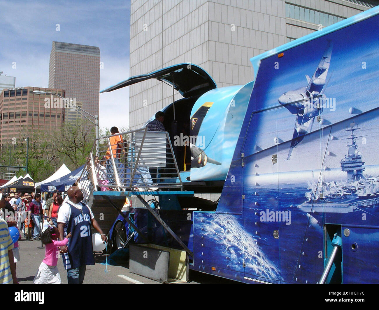 050508-N-5342D-005 Denver, Colorado (8. Mai 2005) – Ausfahrt Cinco De Mayo Festival-Teilnehmer der Marine premier Blue Angels f-18-Flugsimulator. Fahrer waren in der Lage, erleben Sie den Nervenkitzel des Fluges eine Präzision als pilot der f-18 Raketen durch die Lüfte Morgen. Die fünf-Minuten-Simulator war vor Ort bei den Festspielen Denvers "Navy Week" im Zuge eines 20 Wochen quer durch Amerika in diesem Jahr in verschiedenen Städten geplant. US Navy Foto vom Fotografen Mate 1. Klasse Janine Deneault (freigegeben) uns Marine 050508-N-5324D-005 Cinco De Mayo Festival-Teilnehmer beenden die Marine %% 5Ersquo, s Premier Blue Ang Stockfoto