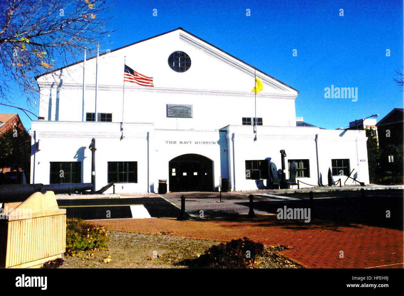 030421-N-0000 X-001 Washington Navy Yard (21. April 2003)--das Marine Museum feiert sein 40-jähriges Jubiläum und das Erbe der Vergangenheit Marine Museen mit einer neuen Ausstellung genannt, ÒSpanning drei Jahrhunderte: Museen auf der Washington Navy Yard.Ó dieses Jubiläum-Ausstellung zeigt Bilder und Artefakte aus der ursprünglichen Sammlung von NavyÕs und seine frühen Museen.  Das Museum für moderne Marine weiterhin als das größte Museum, Chronik die Geschichte der US Navy von seiner Entstehung bis zur Gegenwart Gründer Admiral Arleigh BurkeÕs Vision NavyÕs Geschichte und Traditionen mit der Welt teilen zu verkörpern.  U. Stockfoto
