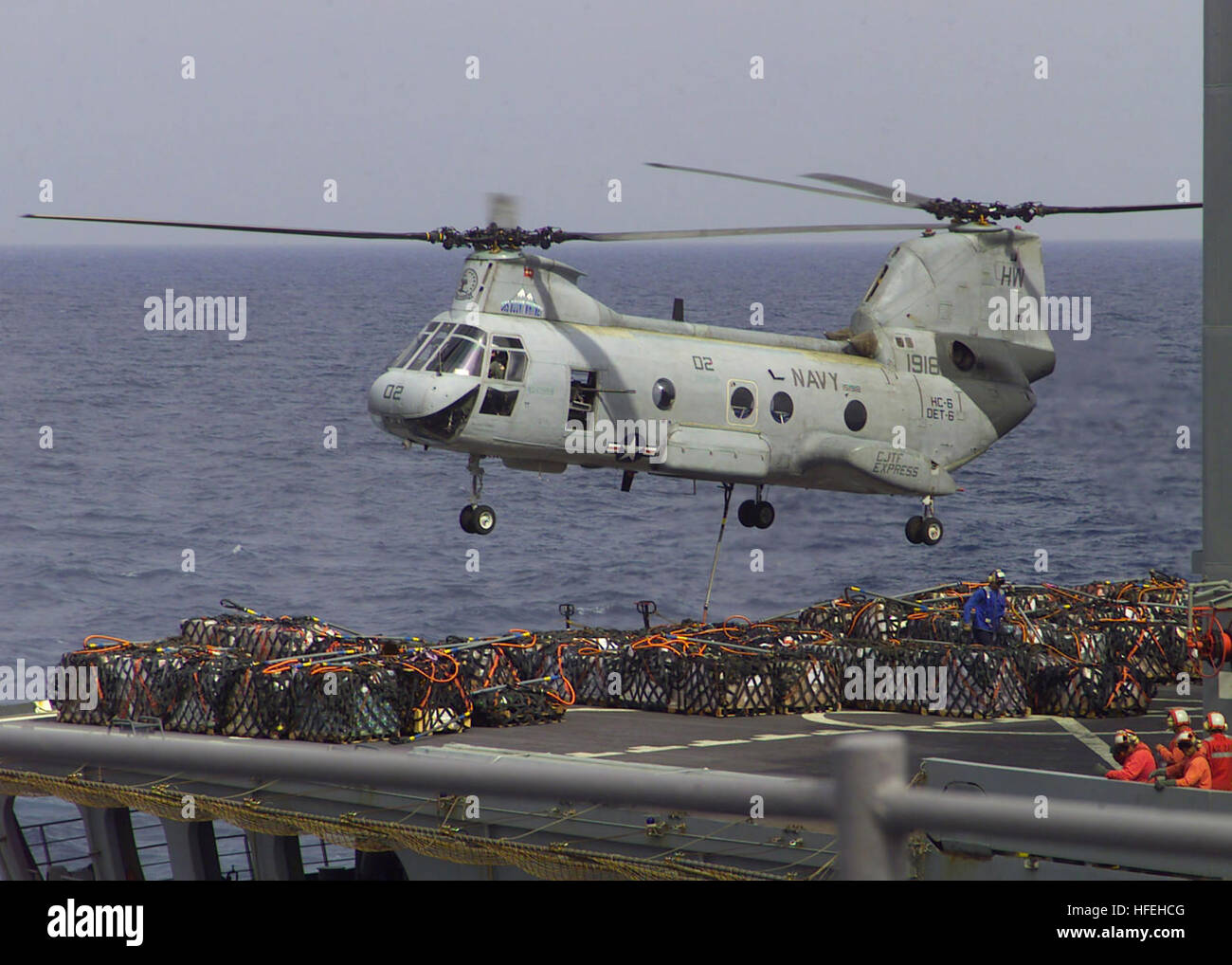 030325-N-9239W-003 im Golf von Aden (25. März 2003)--A CH-46 Hubschrauber transportiert Lieferungen aus der militärischen Sealift Command Hilfs Öler USNS Guadalupe (T-AO-200), das amphibische Kommando-Schiff USS Mount Whitney (LCC-20).  Mount Whitney und ihre eingeschifften US-Marines werden in der Region Horn von Afrika zur Unterstützung der Operation Enduring Freedom bereitgestellt.  U.S. Navy Photo von PhotographerÕs Mate Airman Deanna Whitlock.  (FREIGEGEBEN) US Navy 030325-N-9239W-003 A CH-46 Hubschrauber Transporte liefert dem amphibischen Komma aus der militärischen Sealift Command Hilfs Öler USNS Guadalupe (T-AO-200) Stockfoto