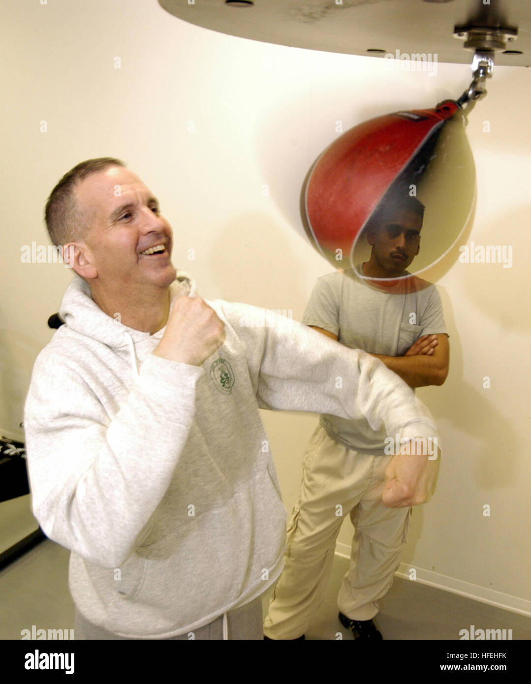 030327-N-9693M-002 Naval Air Station Sigonella, Sizilien (27. März 2003)--Naval Air Station (NAS) Sigonella Personal Kaplan, Lt. CMdR Philip Creider, links, zeigt Aviation Maschinist Mate 3. Klasse Gaspar Vazquez wie ein Beinsack während einer Boxen-Klasse arbeiten.  Kaplan Creider hat eine lange Geschichte des Boxens in der Marine und nun nutzt seine Fähigkeiten, um Disziplin und Konditionstraining für Segler zu fördern.  NAS-Sigonella bietet logistische Unterstützung für sechste Flotte und NATO-Truppen im gesamten Mittelmeer.  Foto: U.S. Navy des Fotografen Mate 2. Klasse Damon J. Moritz. (FREIGEGEBEN) US-Nav Stockfoto