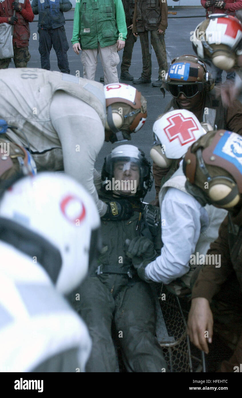 Nachdem eine S-3B Viking von der USS Constellation (CV 64) über Bord verloren wurde, holen Rettungsschwimmer von HS-2 Golden Falcons die Flugbesatzung und medizinisches Personal sorgt für sofortige Versorgung. Constellation wird zur Unterstützung der Operation Iraqi Freedom eingesetzt. Stockfoto