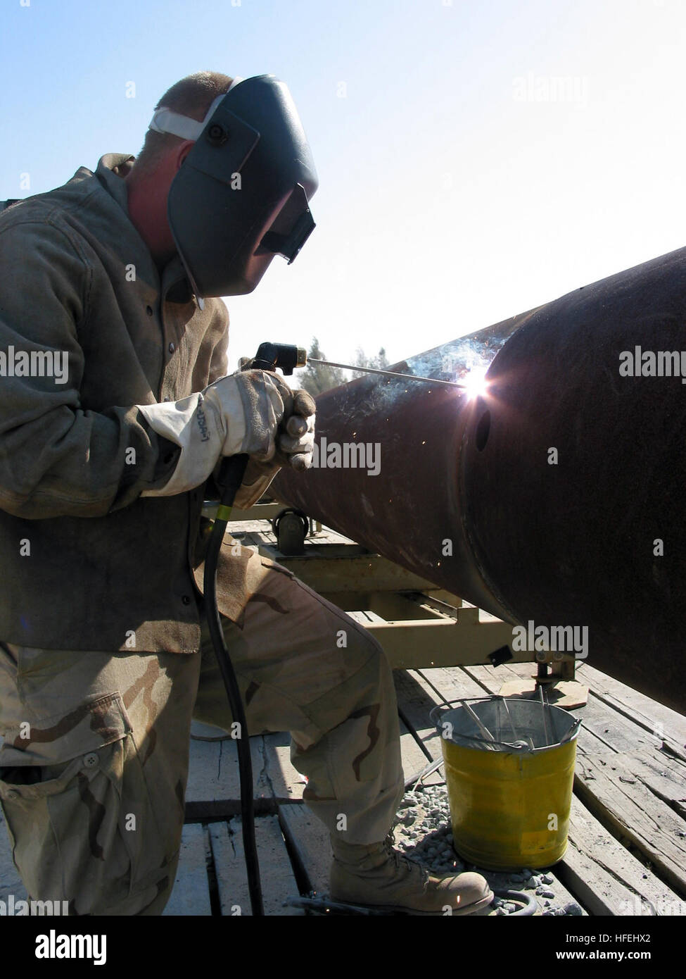 030402-N-1050K-037 Camp Patriot, Kuwait (2. April 2003)--Stahlarbeiter Constructionman Patrick Lewis aus Kenosha, Wisconsin, USA, ist an amphibische Bau-Bataillon zwei (ACB-2) stationiert in Little Creek, VA., schweißt eine Naht auf einem Haufen in der anstehenden erhöhten Damm System (ELKOS) verwendet werden-modulare Bauwerk am Camp Patriot. Die ELKOS ist eine gemeinsame Initiative der amphibischen-Bau-Bataillon (ACB) Seabees aus Ost und West Küsten.  Es dient als zusätzliches Instrument in die laufenden Aktivitäten kombiniert gemeinsame Logistik über die Ufer (CJLOTS).  CJLOTS ermöglicht die offloa Stockfoto