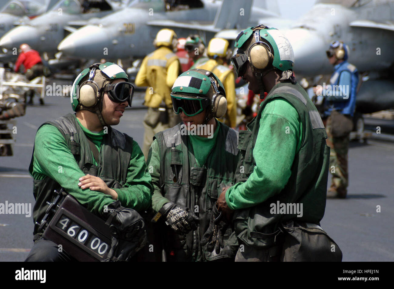 030404-N-1159M-062 am Arabischen Golf (4. April 2003)--die Katapult-Crew aus Air Department V2-Division bespricht die nächsten Start-Zyklus während einer Pause im Flugbetrieb an Bord der USS Abraham Lincoln (CVN-72).  Lincoln Carrier Strike Force und Carrier Air Wing 14 (CVW-14) sind Durchführung von Kampfhandlungen zur Unterstützung der Operation Iraqi Freedom eingesetzt.  Operation Iraqi Freedom ist das Multi-nationale Koalition bemühen, das irakische Volk befreien, Iraks Massenvernichtungswaffen zu beseitigen und das Regime von Saddam Hussein zu beenden.  Foto: U.S. Navy des Fotografen Mate 2. Klasse Dan J. Mar Stockfoto