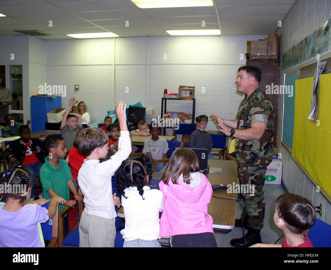 030402-N-8005M-001 Orange Grove, Frl. (2. April 2003)--fragt Chief Builder Joel Baldwin einer Gruppe von 1., 2. und 3. Klasse Schüler von Bel Aire Elementary School, welche Aufträge sie denken die Seabees während weg von zu Hause durchführen.  Die Kinder nehmen Teil in ein Informationsseminar Schule gesponsert, die entworfen war, um helfen zu verstehen und bewältigen von ihren Familien und Freunden getrennt zu sein.  U.S. Navy Photo von Bonnie L. McGerr.  (FREIGEGEBEN) US Navy 030402-N-8005M-001 Chef Builder Joel Baldwin fordert eine Gruppe von 1., 2. und 3. Klasse Schüler von Bel Aire elementare Sc Stockfoto