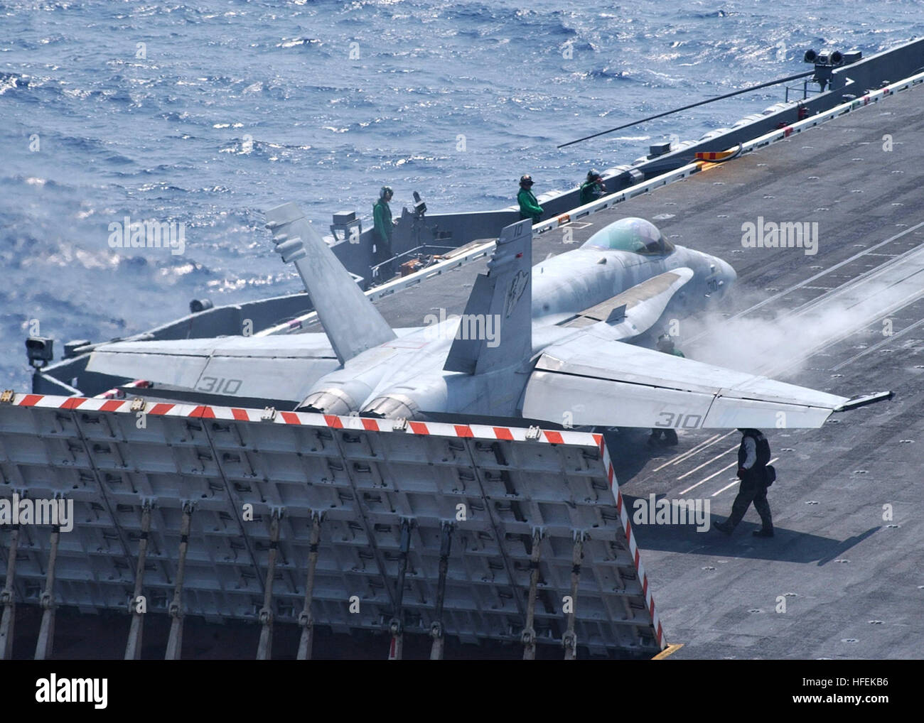 030510-N-6187M-004-Atlantik (10. Mai 2003)--bereitet eine f-18 Hornet Streik Kampfflugzeuge, die "Randalierer" Strike Fighter Squadron acht drei (VFA-83) zugeordnet, von einem der vier dampfgetriebenen Katapulte an Bord der USS Enterprise (CVN-65) zu starten.  Enterprise ist vor kurzem ins Meer zurückgekehrt, nachdem eine 16-Monats Überholung in der Norfolk Naval Shipyards.  Foto: U.S. Navy des Fotografen Mate 3. Klasse Lance H. Mayhew Jr.  (FREIGEGEBEN) US Navy 030510-N-6187M-004 An F-A-18 Hornet bereitet, aus einem der vier dampfgetriebenen Katapulte an Bord der USS Enterprise (CVN-65) zu starten Stockfoto