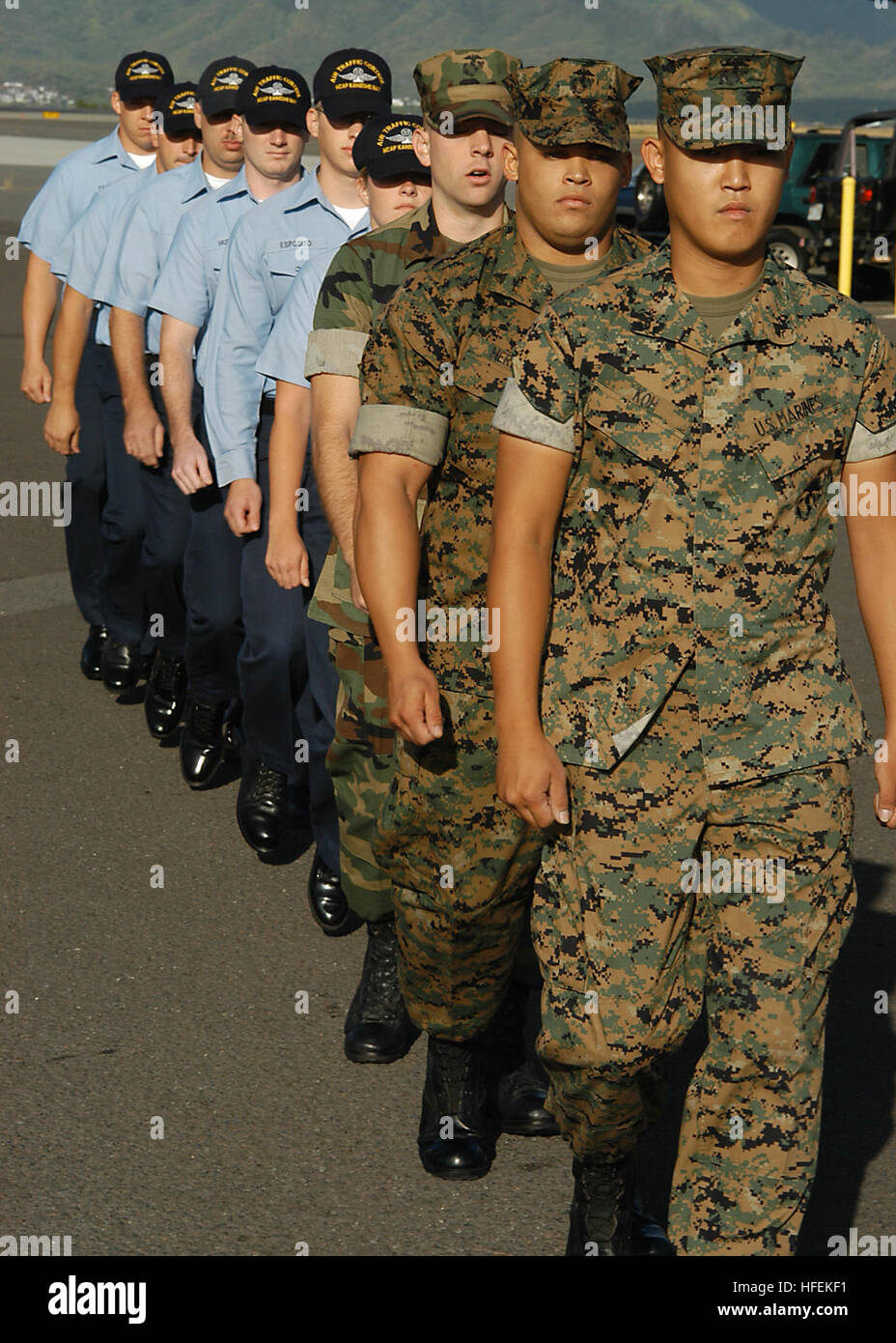 030514-N-5024R-001 Marine Corps Air Facility Kaneohe, Hawaii (14. Mai 2003)--Segler und US-Marines stationiert auf dem US Marine Corps Air Facility Kaneohe Marsch zusammen bei einer Preisverleihung in dem Matrosen, der nächsten höheren Gehaltsgruppe fortgeschritten waren.  Die sechs Seeleute unter die 24.823, die aus dem März 2003 fortgeschritten sind hier gezeigten Zyklus.  Foto: U.S. Navy des Fotografen Mate 2. Klasse Johnnie R. Robbins.  (FREIGEGEBEN) US Navy 030514-N-5024R-001-Segler und US-Marines stationiert an der US-Marine Corps Air Facility Kaneohe marschieren gemeinsam bei einer Preisverleihung waren Seeleute in der Spielgruppe Stockfoto