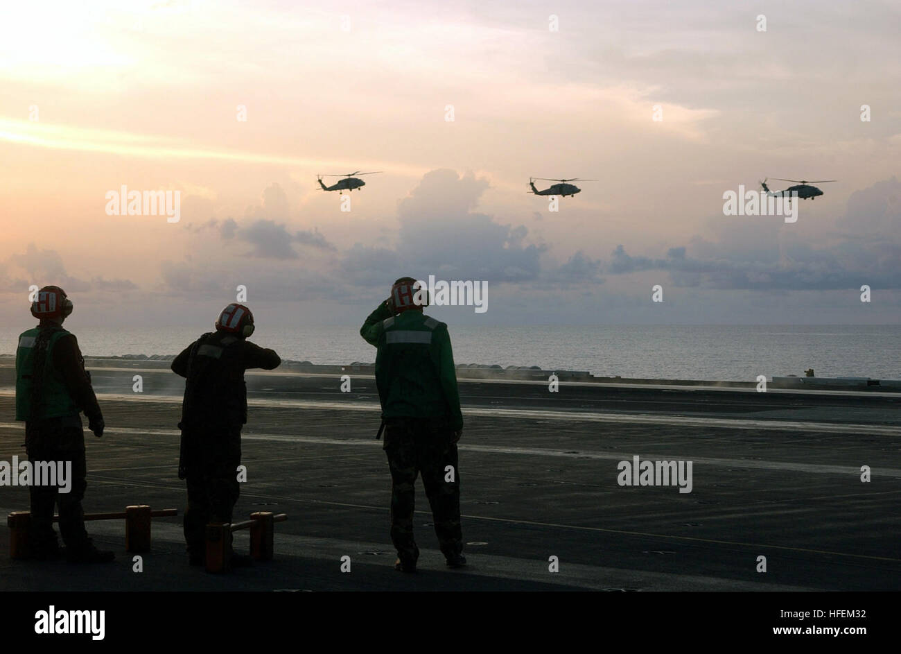 030615-N-3241H-006 Philippinensee (15. Juni 2003)--drei HH - 60 H Sea Hawks zugewiesen, die "Eightballers" der Hubschrauber Anti-Submarine Squadron acht (HS-8) führen eine Fly-by-Zeremonie wie CMdR Thomas E.B. Nosenzo von CMdR Thom W. Burke als das Geschwader befehlshabender Offizier an Bord der USS Carl Vinson (CVN-70) entlastet wird.  Carl Vinson Carrier Strike Force bleiben im westlichen Pazifik, während vorwärts eingesetzten USS Kitty Hawk (CV-63) Wartung unterzogen um eine verantwortliche defensive Haltung in der Region zu erhalten.  US Navy Foto des Fotografen Mate Airman Dustin Howell.  (FREIGEGEBEN) Stockfoto