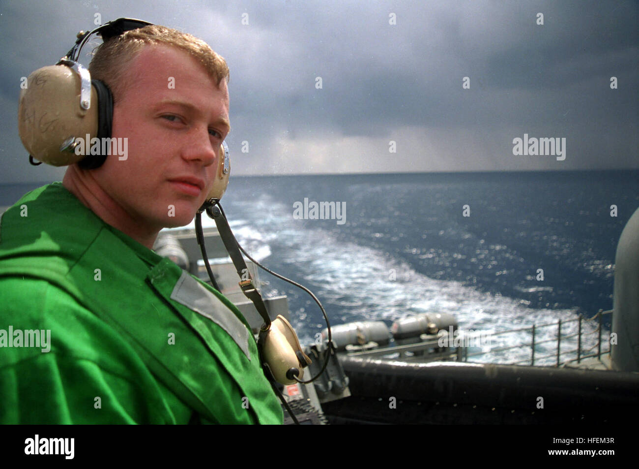 030322-N-9964S-028 das Mittelmeer (22. März 2003)--ein Flieger nimmt eine Auszeit zwischen "fallen" auf dem Flugdeck an Bord der USS Harry S. Truman (CVN-75).  Truman wird eingesetzt zur Unterstützung der Operation Iraqi Freedom, der Multi-nationale Koalition bemühen, das irakische Volk befreien, Iraks Massenvernichtungswaffen zu beseitigen und das Regime von Saddam Hussein zu beenden.  Foto: U.S. Navy des Fotografen Mate 3. Klasse Christopher B. Stoltz.  (FREIGEGEBEN) UNS Marine 030322-N-9964S-028 nimmt ein Flieger eine Pause zwischen "fallen" auf dem Flugdeck an Bord der USS Harry S. Truman (CVN-75) Stockfoto