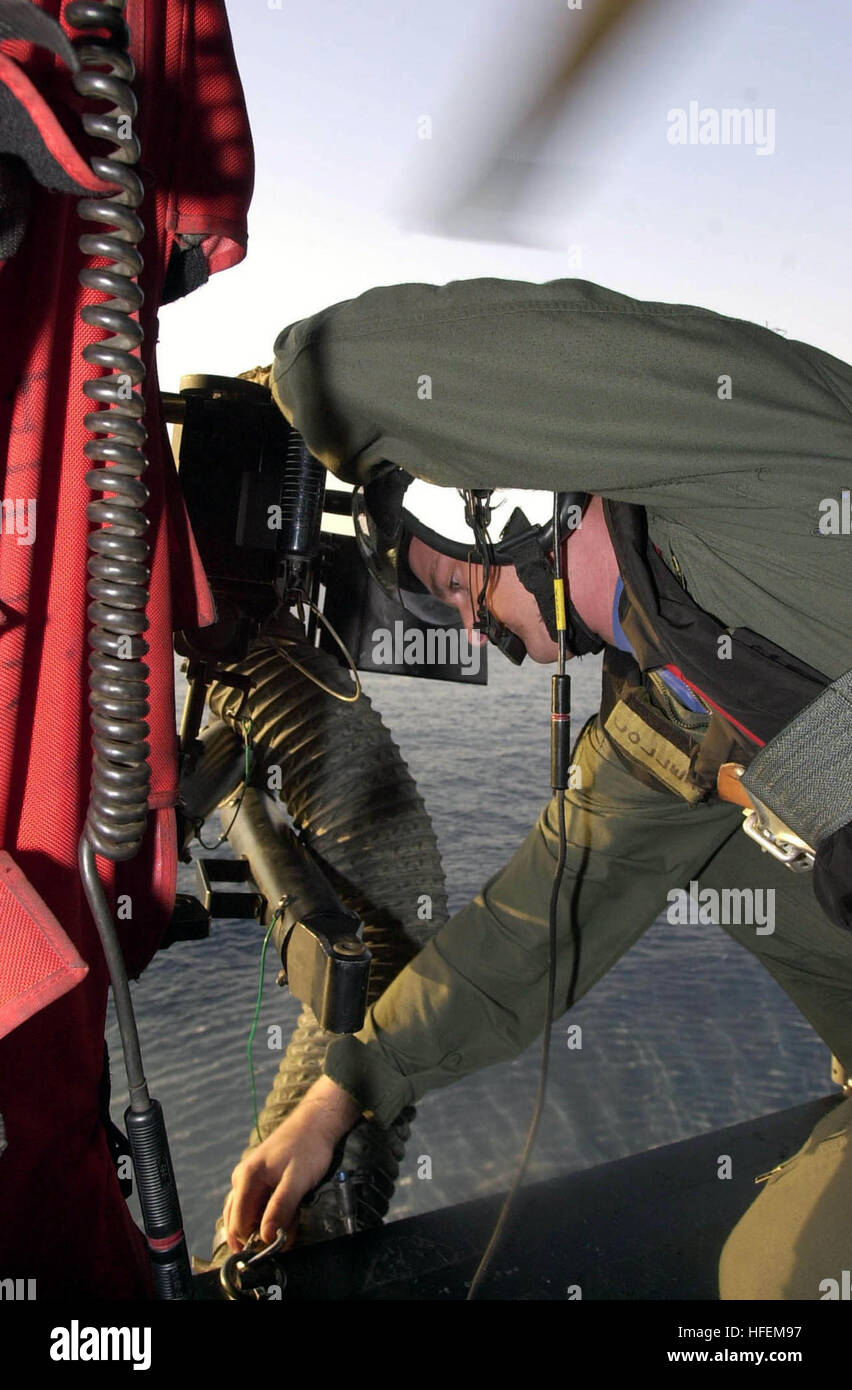 030628-N-6536T-017 der Arabian Gulf (28. Juni 2003)--Kriegsführung Systeme Flugbetriebsunternehmen 2. Klasse Nate Collette zugewiesen, die ÒIndiansÓ von Helikopter Anti-Submarine Warfare Squadron Six (HS-6) hakt eine GAU-16 50 Kaliber Pistole im Such- und Rettungsdienst (SAR) Übungen.  Nimitz Carrier Strike Force und Carrier Air Wing Eleven (CVW-11) werden zur Unterstützung der Operation Iraqi Freedom eingesetzt.  Operation Iraqi Freedom ist das Multi-nationale Koalition bemühen, das irakische Volk befreien, IraqÕs Massenvernichtungswaffen zu beseitigen und das Regime von Saddam Hussein zu beenden.  Foto: U.S. Navy Photo Stockfoto