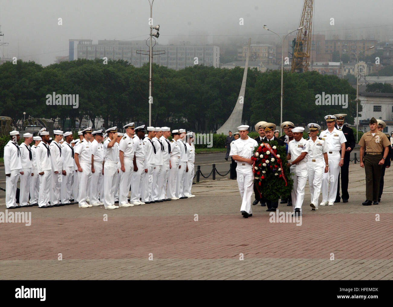 030704-N-7265L-014 Wladiwostok, Russland (4. Juli 2003)--US-Marine Besatzungsmitglieder von USS Lassen (DDG-82) und USS Fort McHenry (LSD 443) Stand stramm während einer Kranzniederlegung Zeremonie zu Ehren der Gefallenen des zweiten Weltkriegs, als die Kranzniederlegung Partei bestehend aus Würdenträger aus der russischen und der US Navy tragen einen Kranz an der Gedenkstätte von Slava Tof.  Fort McHenry und Lassen einen guten Willens machen Besuch in dem Land, das letzte war von ein US-Schiff fast vor einem Jahr besucht.  Foto: U.S. Navy des Fotografen Mate 2. Klasse Inez Lawson.  (FREIGEGEBEN) US Marine-030704-N-7265L-014-US-Marine crewmemb Stockfoto