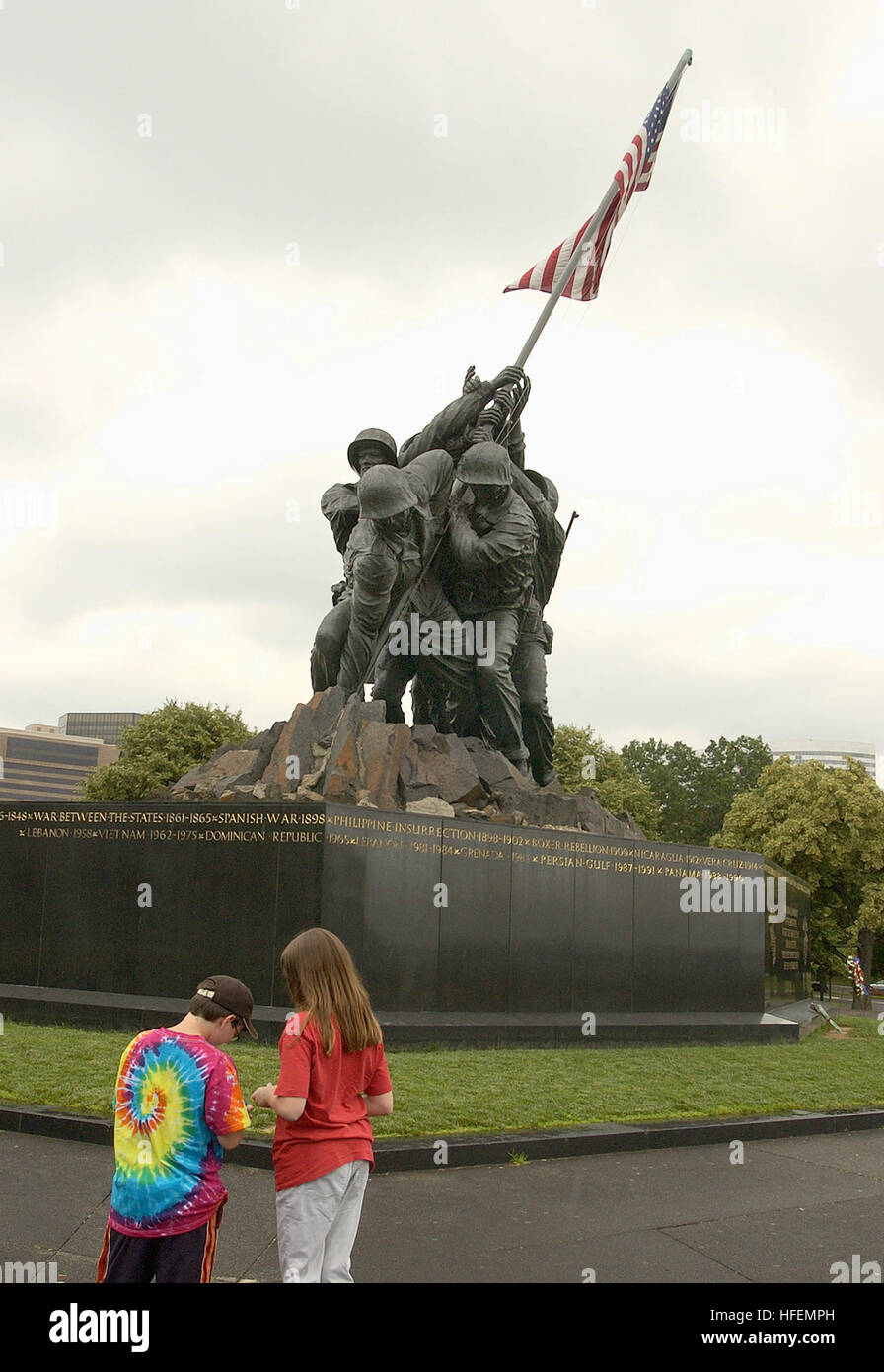 030617-N-9593R-088 Arlington, VA (17. Juni 2003)--The Marine Corps War Memorial steht als Symbol für diese dankbar Nation Wertschätzung für die geehrt tot des US Marine Corps.  Während die Statue eines der berühmtesten Ereignisse des zweiten Weltkriegs schildert, ist das Denkmal alle Marines gewidmet, die ihr Leben bei der Verteidigung der Vereinigten Staaten seit 1775 gegeben haben.  Der Sockel des Denkmals besteht aus grobem schwedischer Granit. In Gold auf dem Granit poliert sind die Namen und Daten von jedem wichtigsten Marinekorps-Engagement seit der Gründung des Corps, sowie die Inschrift: "In h Stockfoto