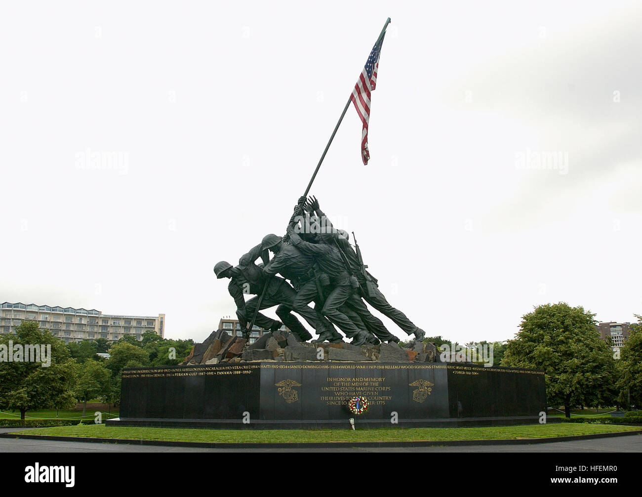 030617-N-9593R-092 Arlington, VA (17. Juni 2003)--The Marine Corps War Memorial steht als Symbol für diese dankbar Nation Wertschätzung für die geehrt tot des US Marine Corps.  Während die Statue eines der berühmtesten Ereignisse des zweiten Weltkriegs schildert, ist das Denkmal alle Marines gewidmet, die ihr Leben bei der Verteidigung der Vereinigten Staaten seit 1775 gegeben haben.  Der Sockel des Denkmals besteht aus grobem schwedischer Granit. In Gold auf dem Granit poliert sind die Namen und Daten von jedem wichtigsten Marinekorps-Engagement seit der Gründung des Corps, sowie die Inschrift: "In h Stockfoto