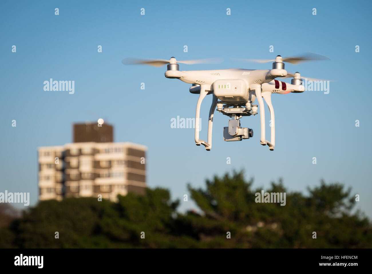 Eine DJI-Phantom 3 Standard Drohne im Flug in der Nähe von Southsea Castle Stockfoto