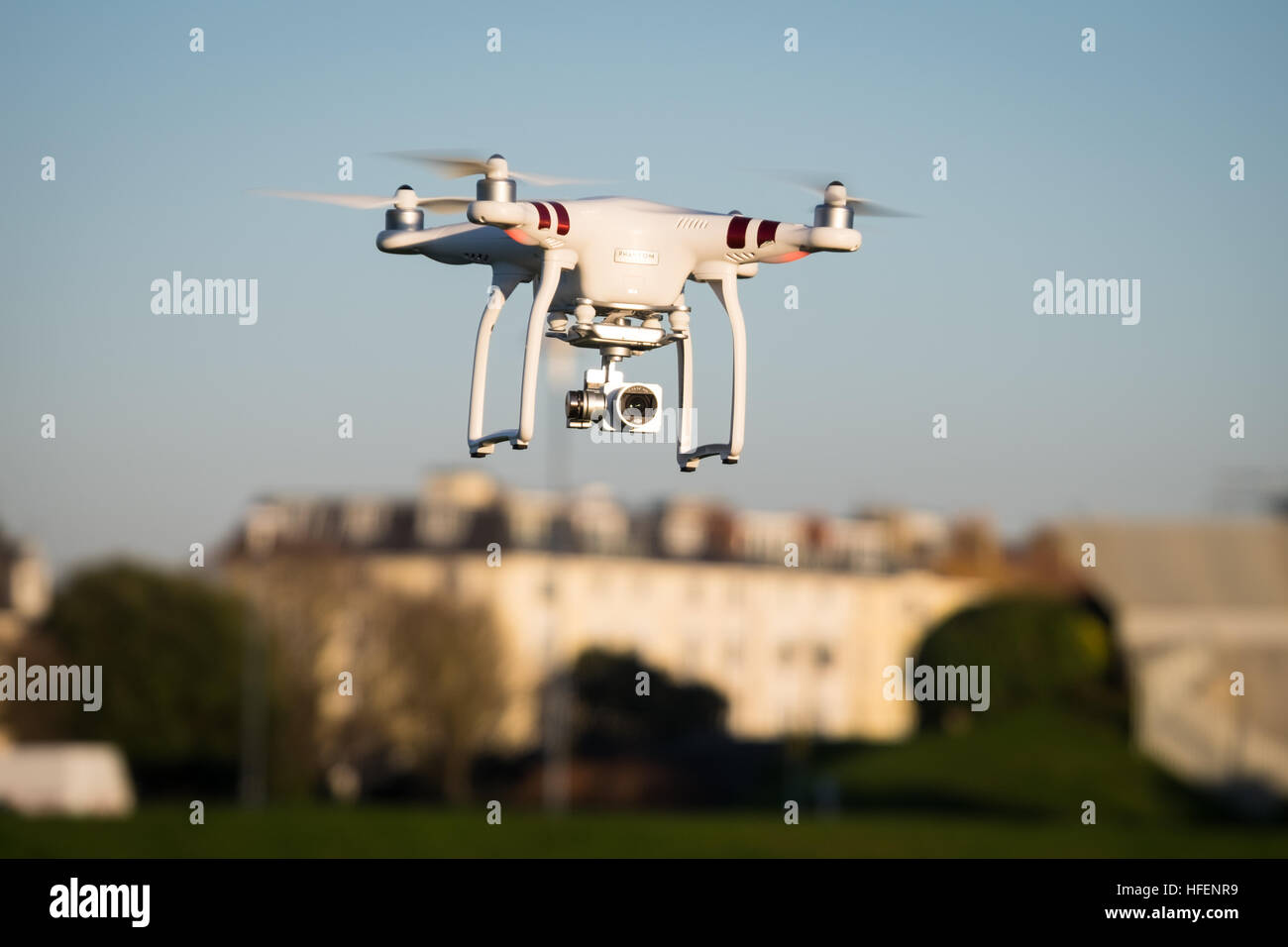 Eine DJI-Phantom 3 Standard Drohne im Flug in der Nähe von Southsea Castle Stockfoto