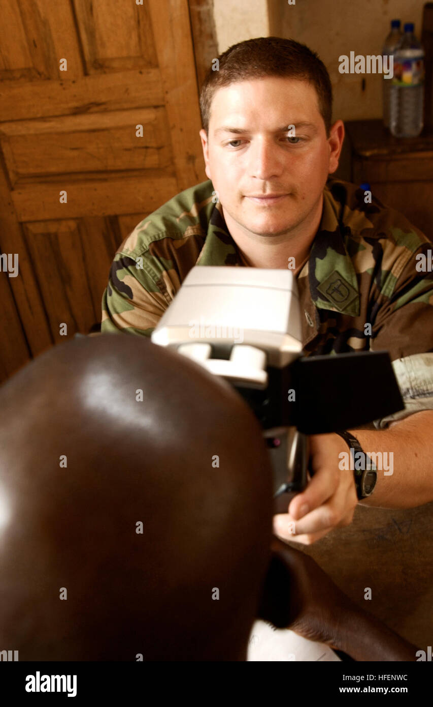 030916-N-1528H-064 Assakae und Whindo Dorf, Ghana (16., 2003)--Naval Reserve Hospital Corpsman Todd Podgomy verwendet ein Auto Refraktor Instrument zur untersucht der Augen von einem Ghanaer Mann um eine temporäre Augenklinik während des westafrikanischen Training Cruise Medical Outreach Programm 2003 (Giannis MOP 03).  Giannis MOP ist eine jährliche medizinische Übung entwickelt, um humanitäre Hilfe zu leisten und den Geist der Zusammenarbeit zwischen den Vereinigten Staaten und die Menschen in Westafrika zu fördern.  Foto: U.S. Navy des Fotografen Mate 2. Klasse Marie Harmon.  (FREIGEGEBEN) US-Marine 030916-N-1528H-064 Marinereserve Krankenhaus Stockfoto