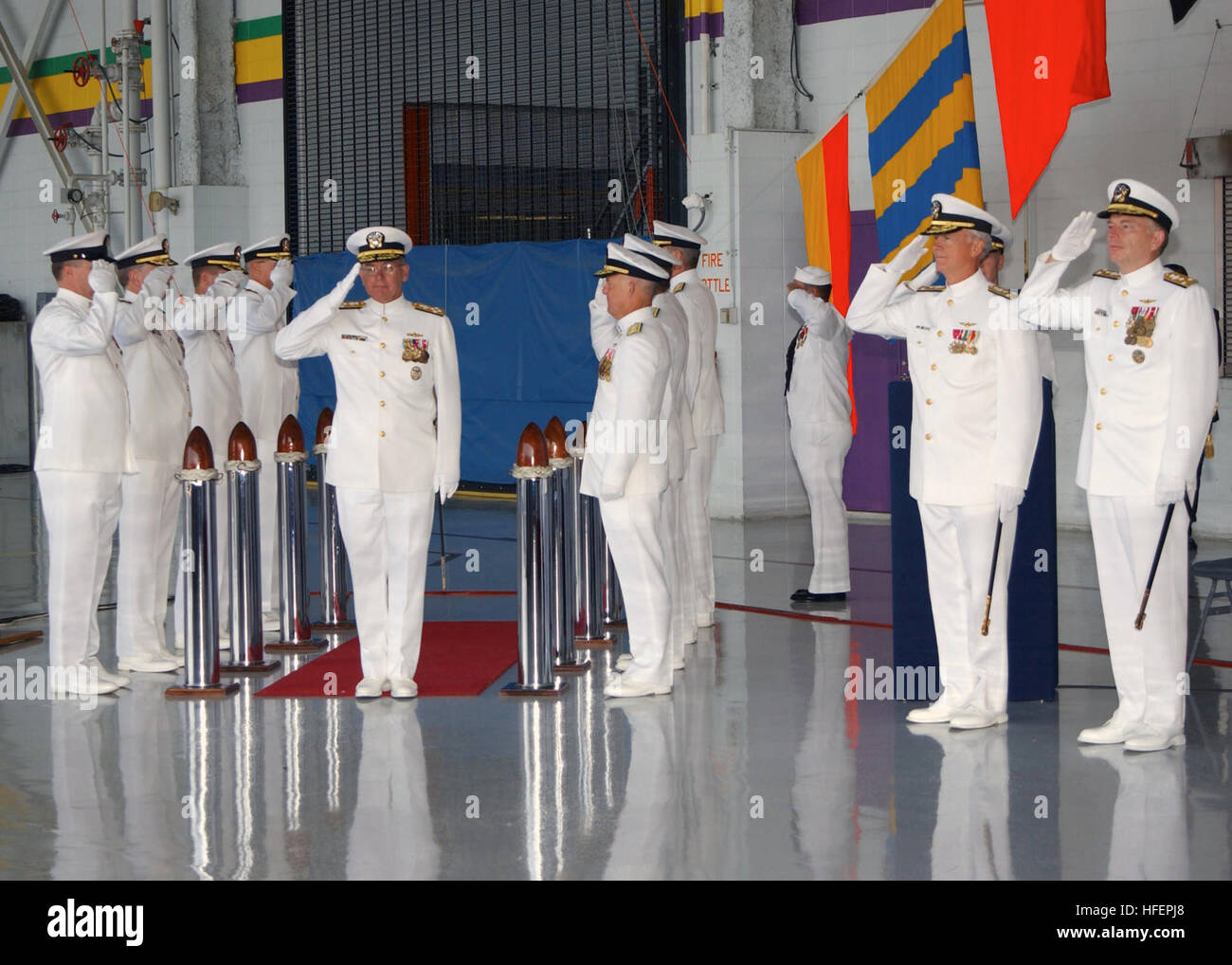 031018-N-8253M-113, die Sideboys zu Beginn des Kommandanten, Naval Reserve Force Change of Command Naval Air Station Joint Reserve Base, New Orleans, Louisiana (18. Oktober 2003)--Admiral Vern Clark, Chief of Naval Operations durchläuft.  Vice Admiral John Totushek, United States Naval Reserve ist, wird von Vice Admiral John Cotton entlastet.  Foto: U.S. Navy des Fotografen Mate 2. Klasse Dawn C. Morrison.  (FREIGEGEBEN) US Marine-031018-N-8253M-113-Admiral Vern Clark, Chief of Naval Operations Stockfoto