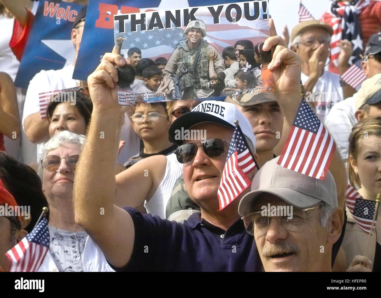 031025-N-4388F-019 Oceanside, Kalifornien (25. Oktober 2003)--kämpfen Anhänger des Amerikas gegen den Terrorismus zeigen ihre patriotischen Farben und Dankbarkeit während der Verteidiger der Freiheit-Parade statt in Oceanside, Kalifornien Etwa 10.000 Marines und Matrosen der 1st Marine Expeditionary Force (MEF) erhielten für ihre Rolle in der Operation Iraqi Freedom als Helden empfangen. Oceanside ist die Heimat des Camp Pendleton, der größte Bahnhof der Marinekorps in der Welt.  U.S. Navy Photo von PhotographerÕs Mate 2. Klasse Philip Forrest.  (FREIGEGEBEN) U.S. Navy 031025-N-4388F-019 Supporters of America kämpfen gegen Stockfoto