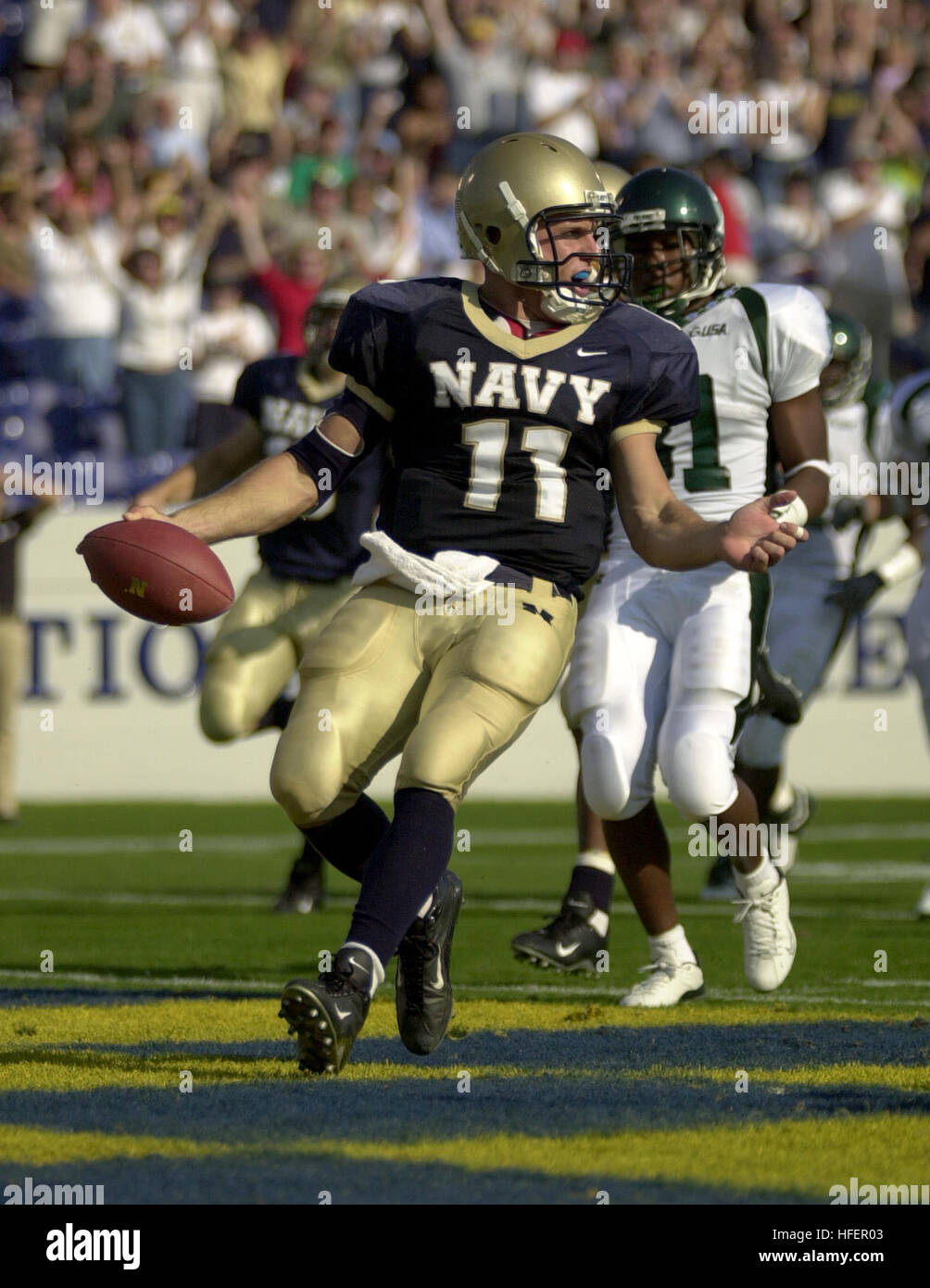 031101-N-9693M-395 Annapolis, Maryland (1. November 2003)--Marine quarterback Craig Condeto feiert einer der drei Touchdowns während Marine 35-17 Sieg über die Tulane.  Die Midshipmen an erster Stelle in der Nation in rauschenden ungut, 357 Yards am Boden gewonnen.  Marine (6: 3) schlagen Tulane zum ersten Mal seit 1999. Die grüne Welle (3-6) zum fünften gerade mal verloren.   U.S. Navy Photo von PhotographerÕs Mate 2. Klasse Damon J. Moritz.  (FREIGEGEBEN) US Navy 031101-N-9693M-395 Marine Quarterback Craig Condeto feiert einer der drei Touchdowns während Marine 35-17 Sieg über die Tulane Stockfoto