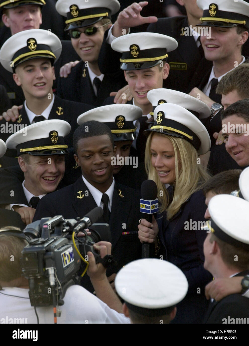 031101-N-9693M-034 Annapolis, Maryland (1. November 2003)--HDNet Sender Kandace Krueger (Mitte rechts) interviewt Midshipman 4. Klasse Michael Levinson (Mitte links), aus Willingboro, NJ, während Marine ist 35-17 Sieg über Tulane.  Die Midshipmen an erster Stelle in der Nation in rauschenden ungut, 357 Yards am Boden gewonnen.  Marine (6: 3) schlagen Tulane zum ersten Mal seit 1999. Die grüne Welle (3-6) zum fünften gerade mal verloren.   Foto: U.S. Navy des Fotografen Mate 2. Klasse Damon J. Moritz.  (FREIGEGEBEN) US Navy 031101-N-9693M-034 HDNet Sender Kandace Krueger (Mitte rechts) intervie Stockfoto