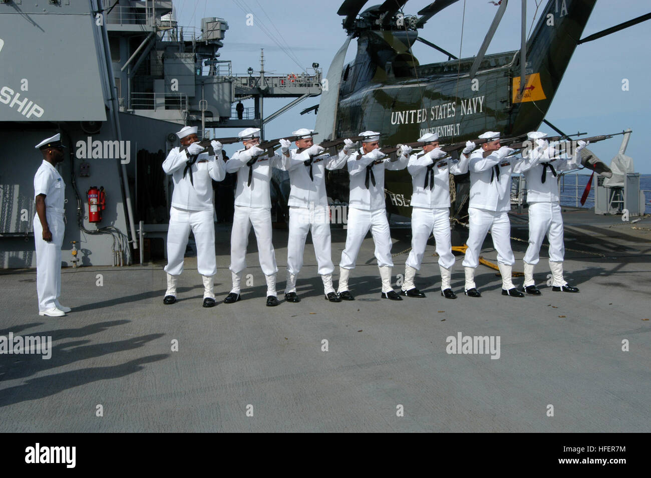 031112-N-8955H-039 an Bord USS Blue Ridge (LCC-19) 12. November 2003--USS Blue Ridge (LCC-19) zeremonielle Gewehr Wache Brände eine 21-Gun salute während das Schiff zu Ehren der Veteranen Tag Gedenkfeier statt, an Bord der 7. Flottenkommando.  Blue Ridge ist im Gange auf einen regelmäßigen Einsatz.  U.S. Navy Photo von PhotographerÕs Mate 1. Klasse Novia E. Harrington.  (FREIGEGEBEN) US Marine-031112-N-8955H-039-USS Blue Ridge (LCC-19) zeremonielle Waffe zu Ehren Garde Brände an Bord der 7. Flottenkommando 21 Salutschüsse während des Schiffs Veterans Day Gedenkfeier statt Stockfoto