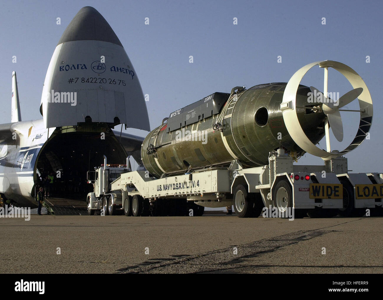 040429-N-7949W-001, die Naval Air Station North Island, Kalifornien (29. April 2004) - die Tiefe untertauchen Rettung Fahrzeug Mystic (DSRV 1) sorgfältig auf eine russisch-gebaut An-124 Condor (Antonov) von Seglern, die US Navy tief untertauchen Einheit (DSU) und das Flugzeug Crew zugewiesen geladen wird.  An-124 ist im Besitz und betrieben von der Volga-Dnepr Gruppe mit Sitz in Russland. Die mystische und 13 Mitglieder der Besatzung sind in der Republik Korea zur Teilnahme an Übung Pazifik erreichen geflogen. Die Übung verbessert die u-Boot-Rettungs-Fähigkeiten und fördert auch eine Einarbeitung zwischen verschiedenen Nationen mit Stockfoto