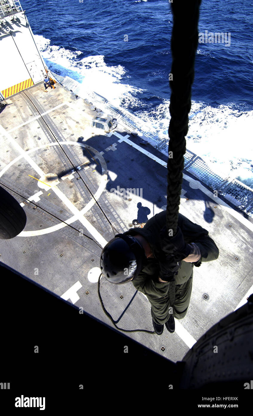 031209-N-5319A-012-Atlantik (9. Dezember 2003)--GunnerÕs Mate 1. Klasse Casey Rodgers und Taucher Jason Erickson von Explosive Ordnance Entsorgung Mobile Unit 6 (EODMU 6) schnell Seil nach unten auf den Flug an Bord der Lenkflugkörper Fregatte USS Elrod (FFG-55) von einem HH - 60 H Seahawk, die ÒNightdippersÓ der Hubschrauber Anti-Submarine Squadron Five (HS-5) zugewiesen.  USS George Washington (CVN73), Durchführung von Composite Training Unit Übung (COMPTUEX) in Vorbereitung auf eine bevorstehende sechsmonatigen Einsatz EODMU 6 und HS-5 zugewiesen.  U. Foto: S. Navy PhotographerÕs Mate 1. Klasse Brien Aho.  (REL Stockfoto