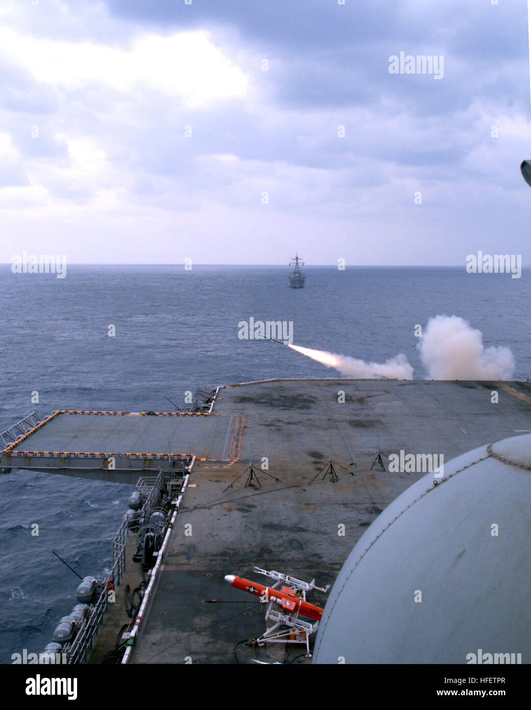 040206-N-2824H-001 auf hoher See an Bord der USS Essex (LHD-2) 6. Februar 2004 - startet USS Essex (LHD-2) man das Schiff "Sea Sparrow" RIM-7 Boden-Luft-Raketen während einer Übung.  Die Marine verwendet die Sea Sparrow-Version an Bord von Schiffen als eine Boden-Luft-Anti-Raketen-Abwehr-Waffe.  Der vielseitige Spatz hat All-Wetter, All-Höhe Einsatzfähigkeit und Hochleistungs-Flugzeuge und Raketen aus allen Richtungen angreifen kann.  Während der Übung die Rakete abgefangen eine kontrollierte, GPS-geführte Remotetest Drohne.  Essex und der Lenkwaffen-Kreuzer USS John McCain nahm in der mi Stockfoto