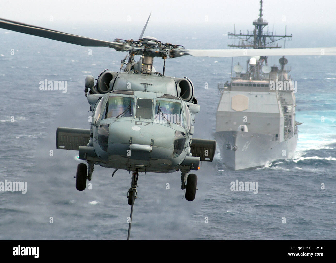 040219-N-9742R-001-Atlantik (19. Februar 2004) Ð liefert ein MH-60 s Nighthawk zugewiesen, die ÒChargersÓ von Hubschrauber Kampf unterstützen Squadron Six (HC-6) eine Palette von Fracht auf dem Flugdeck an Bord der USS Enterprise (CVN-65) während einer vertikalen Nachschub mit dem schnell Kampfunterstützung Schiff USS Detroit (AOE 4), während achtern der Lenkwaffen-Kreuzer USS Gettysburg (CG-64 dampft) in einem Abstand. Der MH-60 s Knighthawk dient zur Unterstützung der Marine-Hubschrauber-Masterplan und Flotte Combat Support Aircraft Auftrag Requierments zu erfüllen. Die MH-60 s ist ein Amalgam von Sikorsky UH - 60L Black Hawk helico Stockfoto