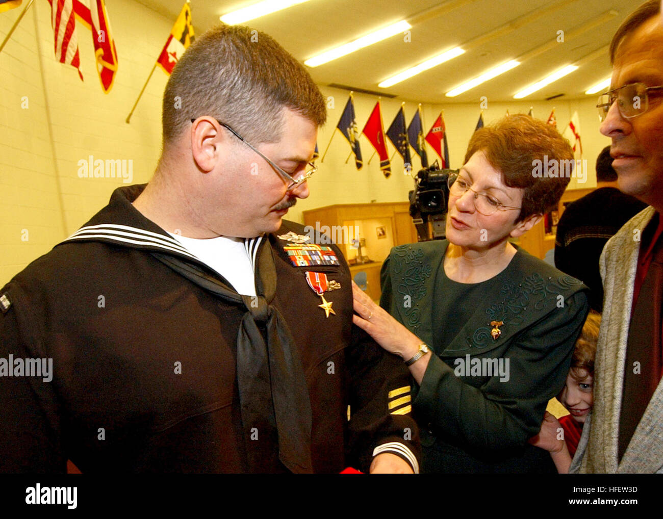 040223-N-5576W-006 Naval Station Great Lakes, Illinois (23. Februar 2004) Ð Eltern von Hospital Corpsman 2. Klasse Joseph Dementer, bewundern den Bronze Star ihr Sohn erhielt für Mut unter Feuer in einer Zeremonie gehalten an Bord Naval Hospital Corps School, Great Lakes, Anm.  Dementer erhielt den Bronze Star Award für Aktionen 26. März 2003 er unter Feuer in einem Nasariyah, Irak kam, während die zweite Bataillon, 8. marinen Task Force Tarawa, Marine Expeditionary Force zugewiesen.  Unter Beschuss und durch Granatsplitter verwundet, Dementer verlief über eine Mauer, sechs verwundete Marines zu erreichen und begann sofort, renderin Stockfoto