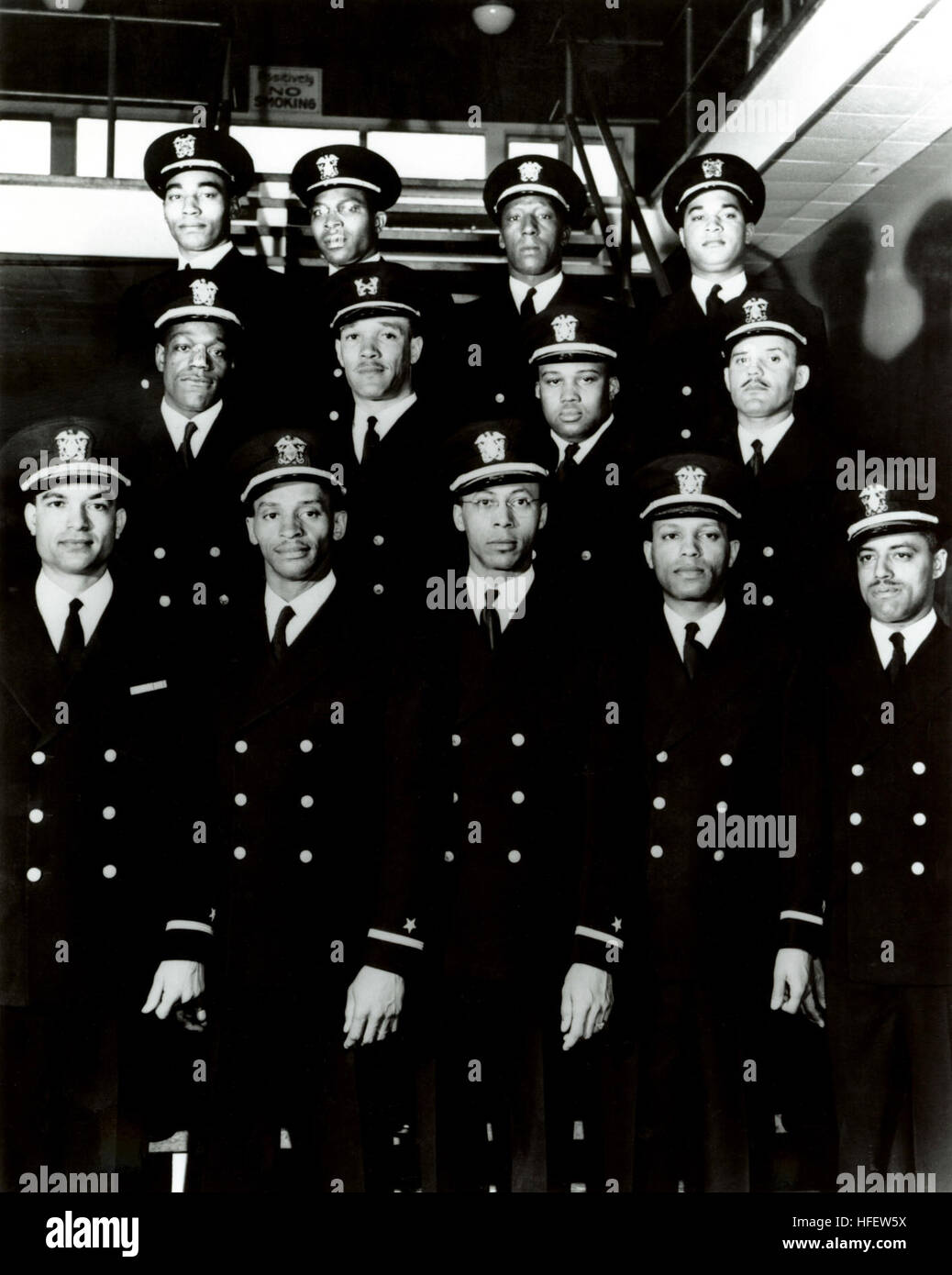 Im Februar 1944 beauftragte die Navy ihre ersten afroamerikanischen Offiziere, die als „Golden Thirteen“ bekannt sind, was einen wichtigen Meilenstein für die Integration der Rasse und Chancengleichheit in der US Navy und der amerikanischen Gesellschaft darstellt. Stockfoto