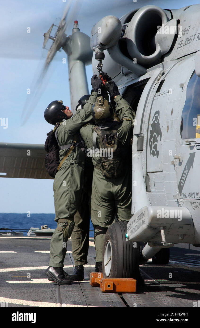 040309-N-4374S-017 auf See zugewiesen an Bord USS Taylor (FFG 50) 9. März 2004 - Segler Explosive Ordnance Entsorgung Gruppe 2 (EODMU 2), det. Vier, befestigen Sie ein Seil mit einem HH - 60H Seahawk zugewiesen, die ÒRed LionsÓ der Hubschrauber Anti-Submarine Squadron One Five (HS-15) während einer Übung schnell Seil an Bord der Lenkflugkörper Fregatte USS Taylor (FFG-50). EODMU 2, det. Vier ist ist an Bord der USS John F. Kennedy (CV-67) begonnen und derzeit Teil in ein Composite Training Unit ausüben (COMPTUEX), ist eine fortgeschrittene Ausbildung Übung, entworfen, um Schiffe in der Kennedy-CSG in eine Cohe schmieden Stockfoto