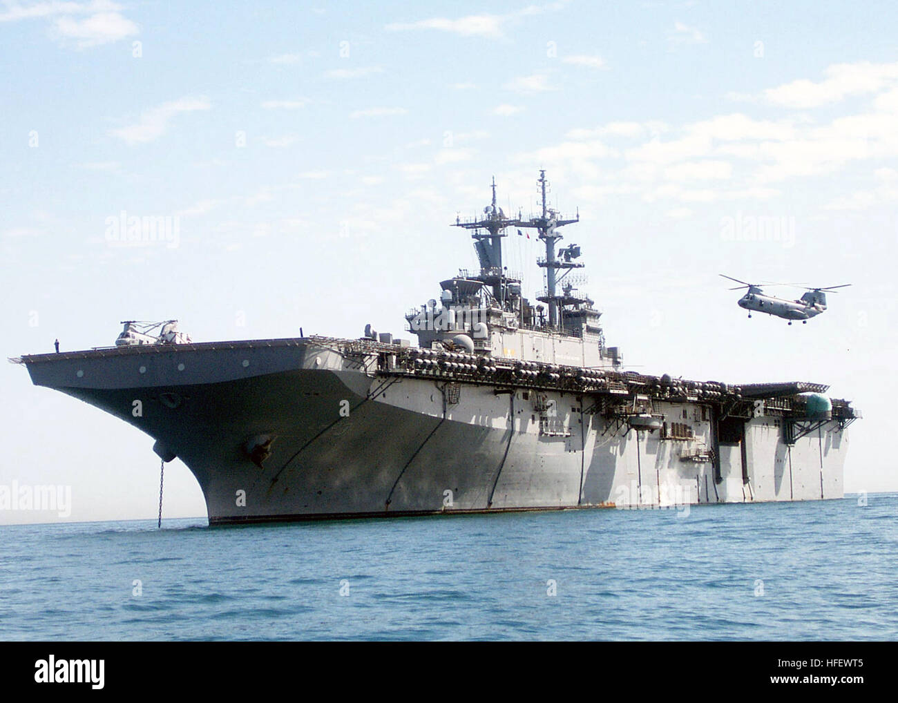 030216-N-1512S-129 auf hoher See mit USS Kearsarge (LHD-3) 16. Februar 2003--ist Kearsarge im Persischen Golf verankert, während der Durchführung einer Marine-Offload. Kearsarge wird derzeit als das Flaggschiff der Amphibious Task Force East (ATF-E) zur Unterstützung der Operation Enduring Freedom eingesetzt.  U.S. Navy Photo von PhotographerÕs Mate Airman Kenny Swartout. (FREIGEGEBEN) U.S. Navy 030216-N-1512S-129 Kearsarge verankert ist im Persischen Golf während der Durchführung einer Marine-offload Stockfoto