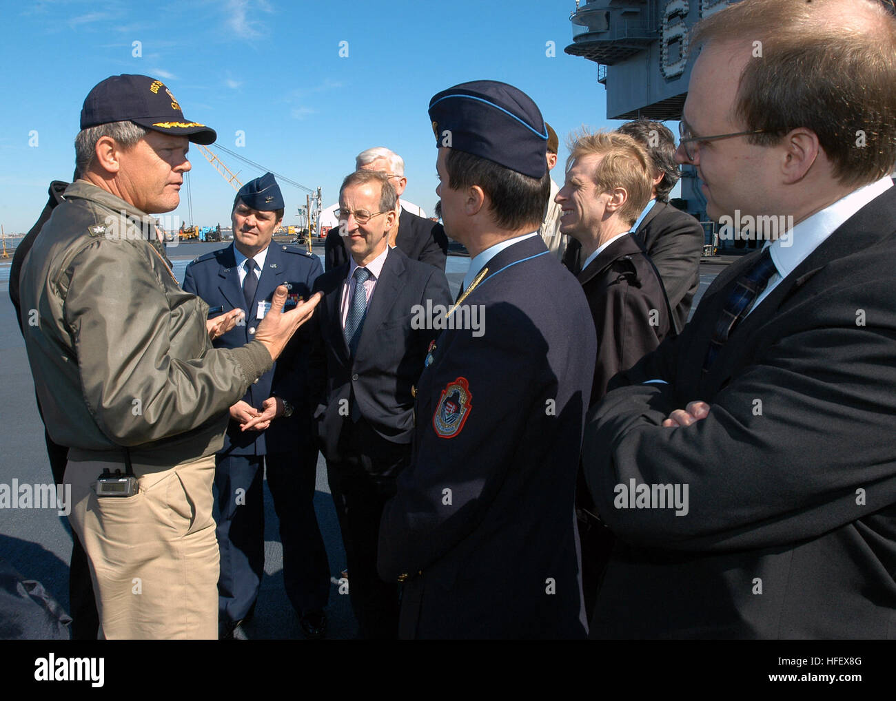 040406-N-9742R-001 Norfolk, Virginia (6. April 2004) - Commander William Christopher Hamilton Jr., Executive Officer der USS Enterprise (CVN-65), den Betrieb des Jet-Blast Deflektoren (JBD) zu einer Gruppe erklärt Vertreter der NATO zu besuchen. Der nukleare powered Flugzeugträger ist derzeit im Hafen von Norfolk, Virginia. US Navy Foto des Fotografen Mate Airman Milosz Reterski. (FREIGEGEBEN) US Navy 040406-N-9742R-001 Commander William Christopher Hamilton Jr., Executive Officer der USS Enterprise (CVN-65) Stockfoto