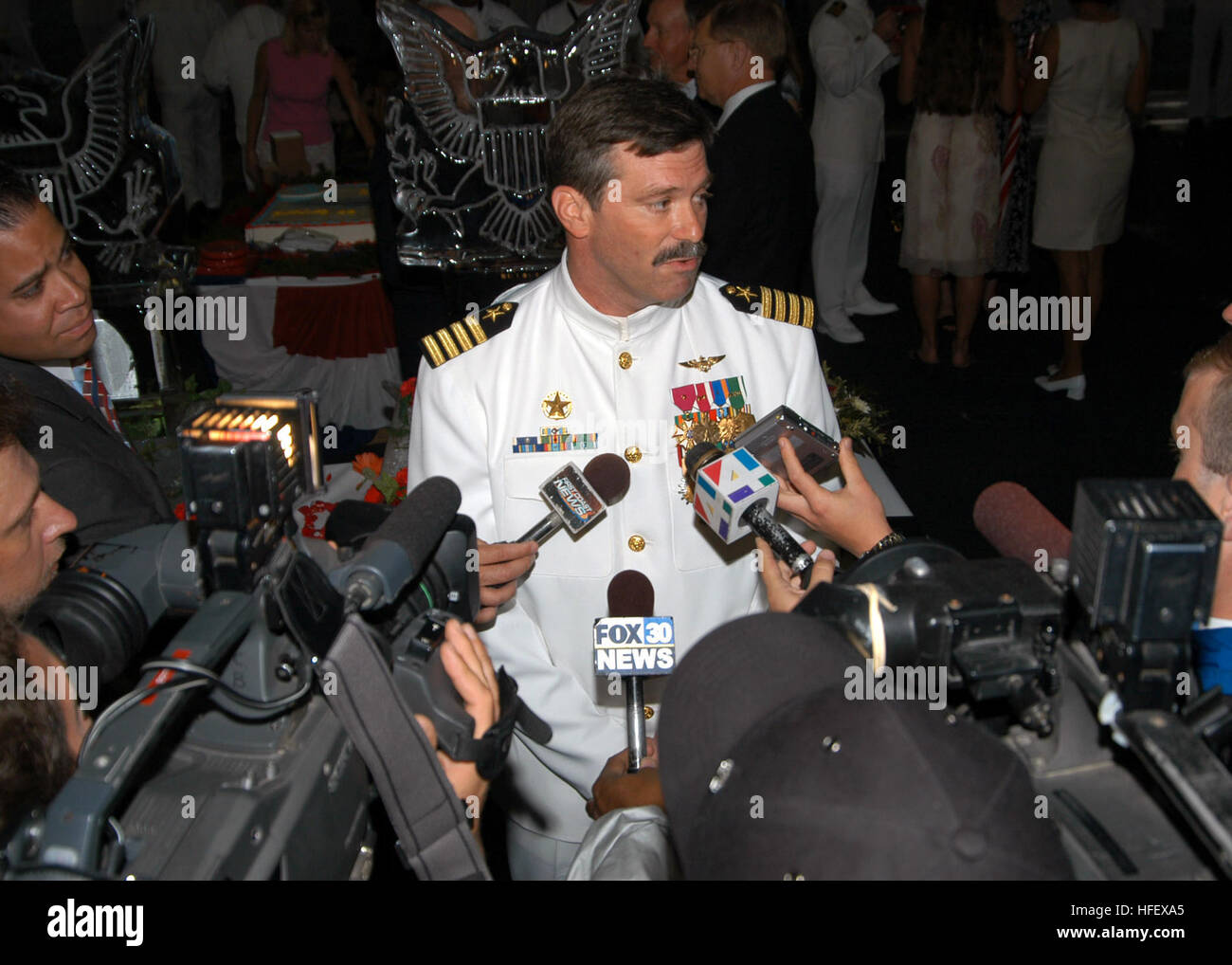 040408-N-8704K-003 Mayport, Florida (8. April 2004) - Capt Steve Squires Adressen Mayport, Florida Lokalmedien nachdem er sein Kommando über den Flugzeugträger USS John F. Kennedy (CV-67). Capt Squires wird Befehl 1052 Fuß lange Schiff mit acht Kesseln, vier Wellen, 280.000 total Welle Pferdestärken und einer Verdrängung von 82.000 Tonnen. US-Foto vom Fotografen Mate 3. Klasse Joshua Karsten. (FREIGEGEBEN) US Navy 040408-N-8704K-003 Capt Steve Squires Adressen Mayport, Florida Lokalmedien nachdem er sein Kommando über den Flugzeugträger USS John F. Kennedy (CV-67) Stockfoto