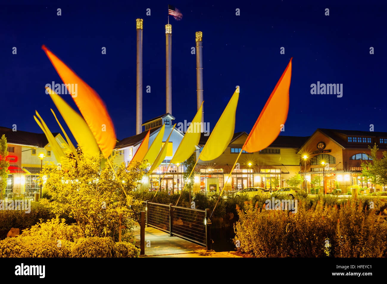 Nachtansicht des Old Mill District, Bend, Oregon.  Klare Nacht mit Sternen shinning. Stockfoto