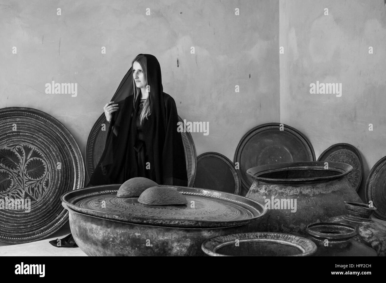 junge Frau in traditioneller Kleidung (Abaya) in feine Burg in Oman Stockfoto