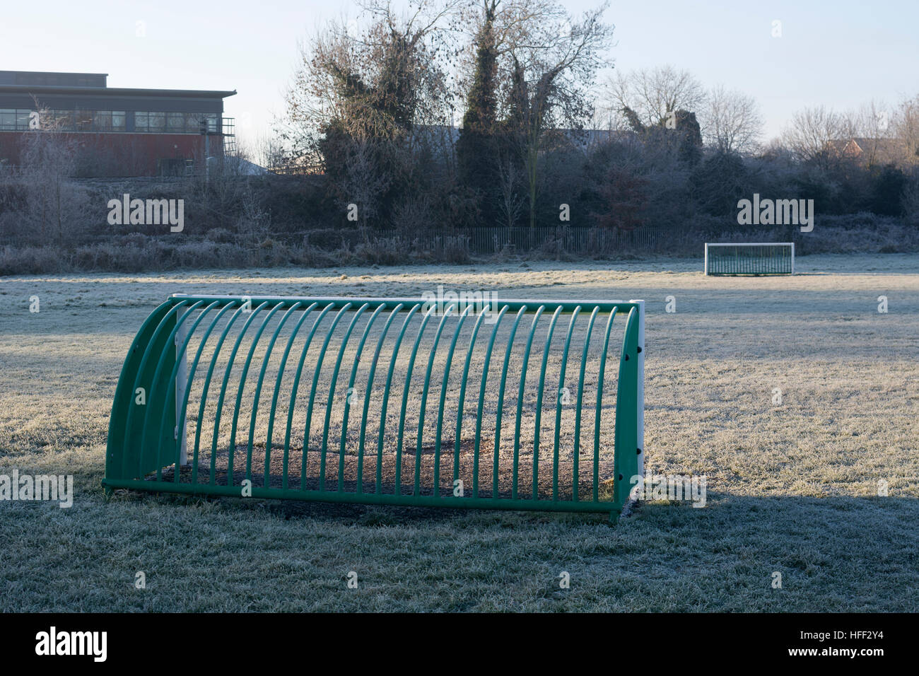 Kinder Fußballfeld auf öffentlichem Grund, im Winter, Warwick, UK Stockfoto