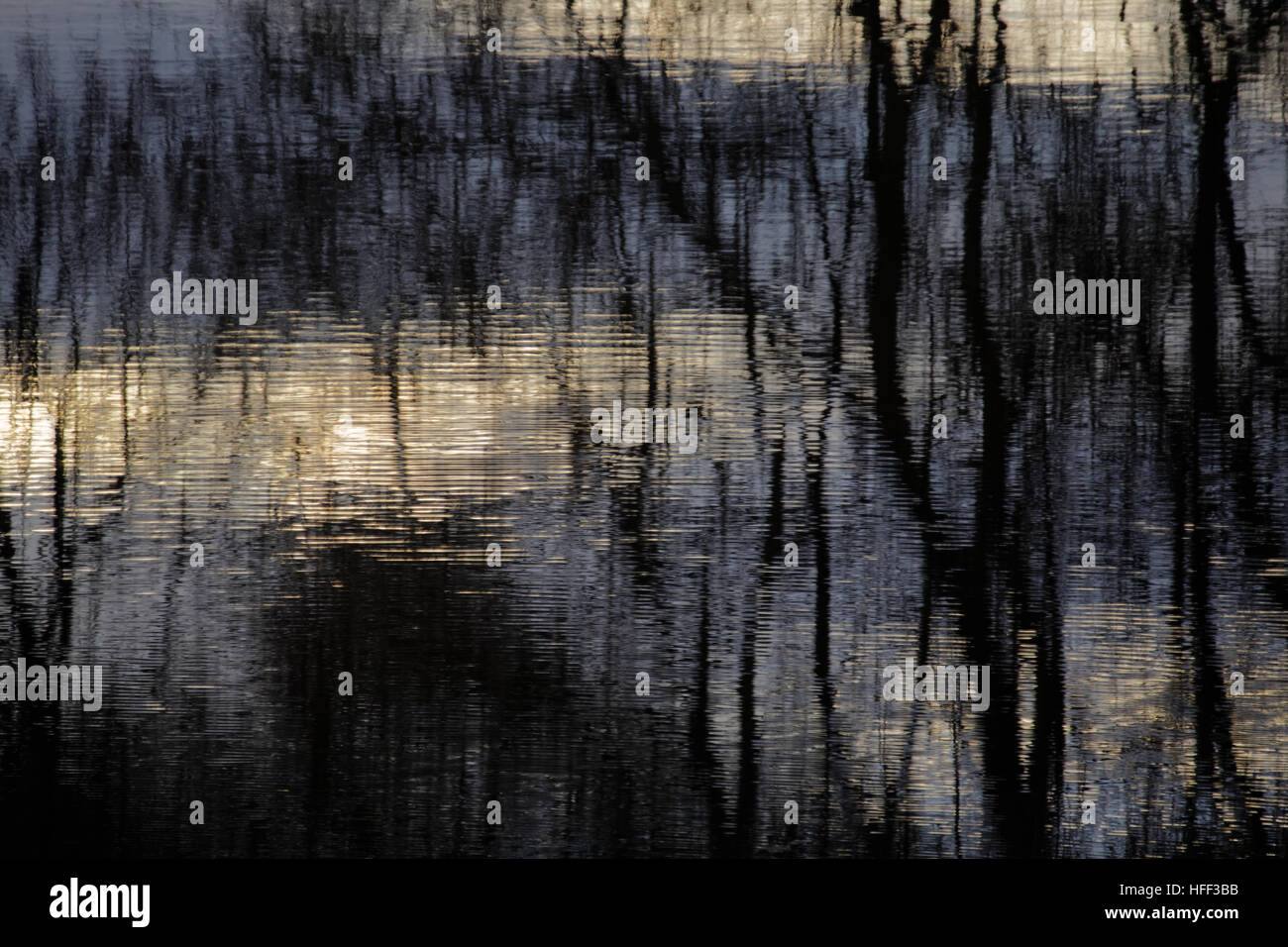 Loch Lomond Wellen und Reflexionen am Abend Wasser Stockfoto