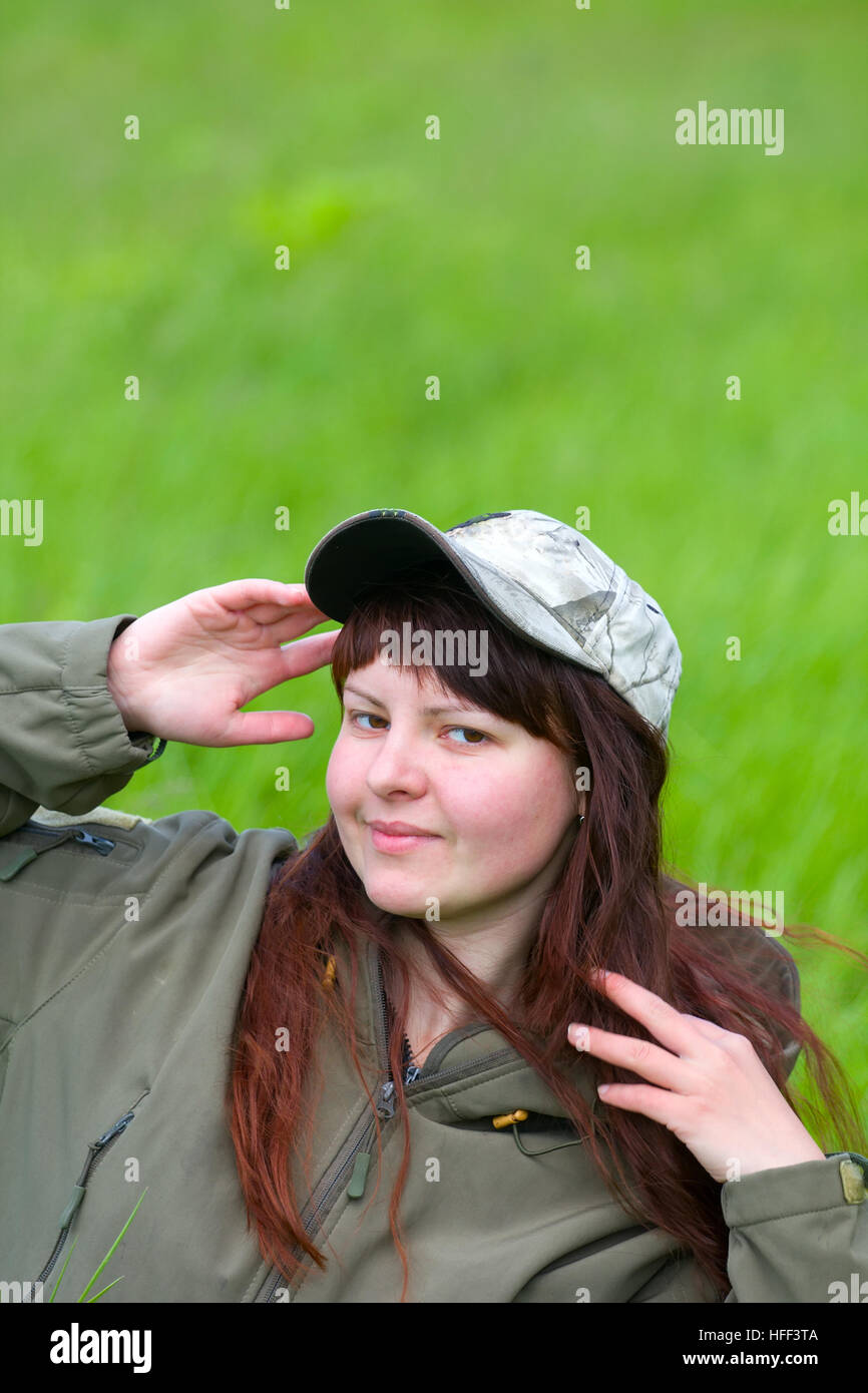 Scout Mädchen in military-Jacke. Emotionen aus der grünen Natur Stockfoto