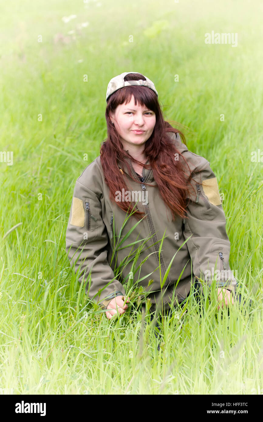 Scout Mädchen in military-Jacke. Emotionen aus der grünen Natur Stockfoto