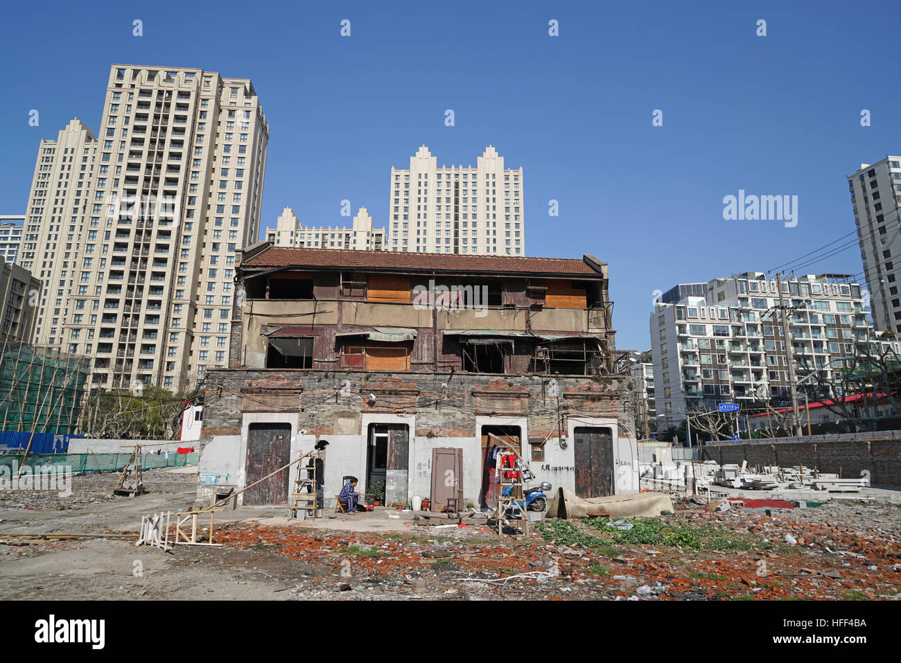 Zerstörung von Shanghai Longtangs. -16/02/2016 - China / Shanghai - Einfamilienhaus. Zerstörung von Shanghai Longtangs. Zu Beginn der 80er Jahre die Mehrheit der Bevölkerung lebte in Longtangs, darin zu kleine Dörfern in die Städte zu sagen. Ther Zerstörung folgt die Wachstumskurve, somit Hektar Land erwarten die Veranstalter entscheidet, ein Einkaufszentrum oder in einer Bar der Gebäude zu bauen. Einige Eigentümer leisten Widerstand und halten Sie in ihrer Heimat Leben. Wasser und Strom werden dann abgeschnitten. Die Othr erhalten eine Vergütung und sind geschickt in die Vororte. Alles wird recycelt und verwendet, um zu bauen Stockfoto