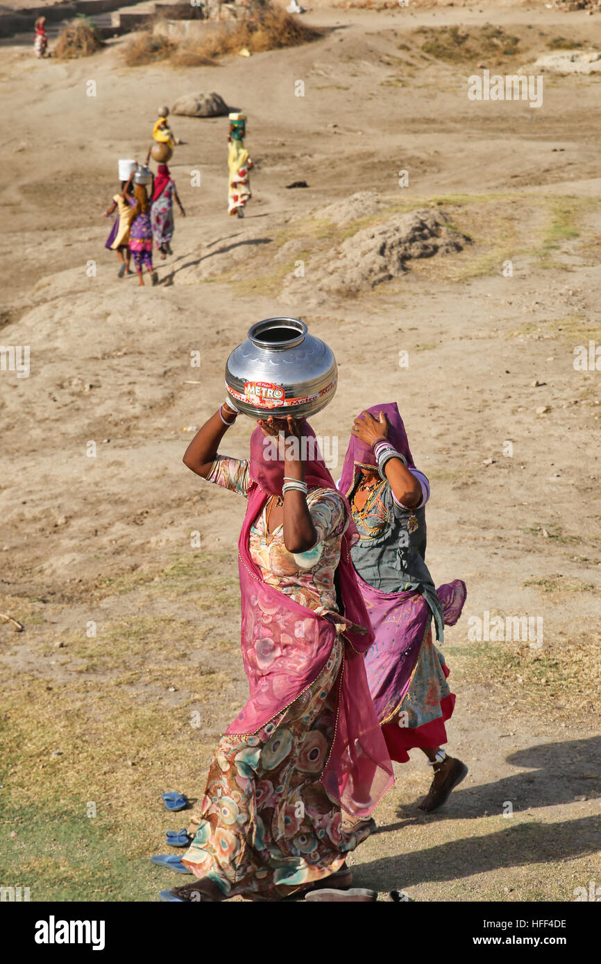 Porträts von Frauen und Kindern von Rajasthan. Auf dem Lande tragen die Frauen von Rajasthan lange Röcke, eine kleine Bolero und Schleier mit hellen Farben. Sie schmücken sich mit Silber Schmuck (Ohrringe, Nasenringe, Halsketten, Armbänder Arm und Knöchel). Sie die Kinder zu erziehen und in den ländlichen arbeiten (Rinder, Landwirtschaft, Holz und Wasser Aufgaben) zu beteiligen. Die meisten Ehen werden abgerechnet und die Stellung der Frauen und in den Dienst von ihren Schwiegereltern.  -21/04/2016 - Indien / Rajasthan - Bilder von Rajasthan, Porträts und Lebensstile - Sandrine Huet / Le Pictorium Stockfoto