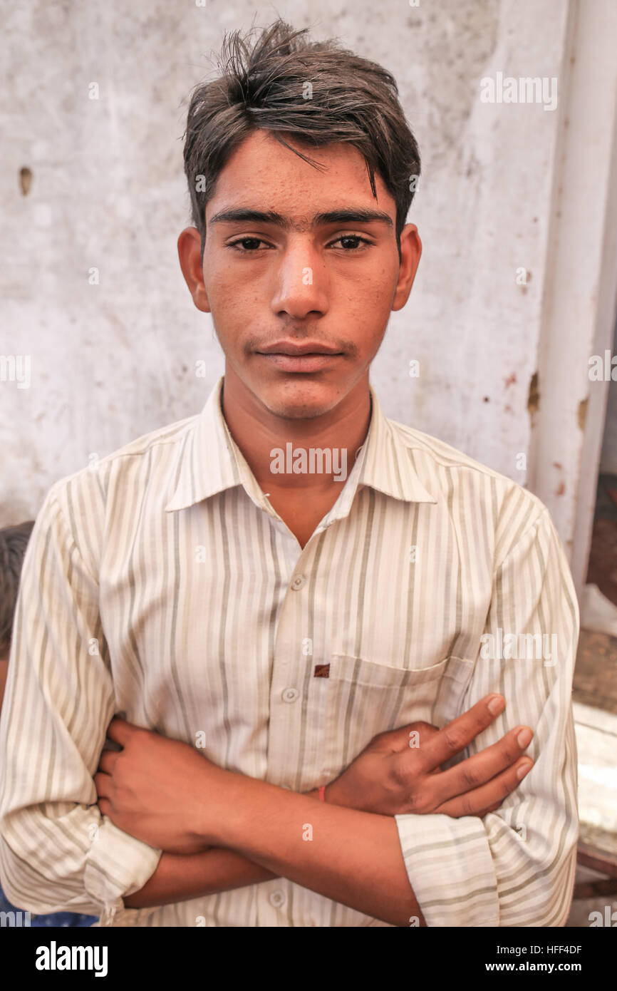 Porträts von Männern in Rajasthan - 23.04.2016 - Indien / Rajasthan - Männer von Rajasthan sind sehr oft Züchter, ex-Nomaden genannt Raikas. Sie tragen eine 9 Meter lange Turban, der ist das wichtigste Stück für ihre Tracht. Es hat Multi-Zwecke und informiert über sozialen Status des Mannes. Männer in Rajasthan haben oft einen Schnurrbart als Symbol für ihre Männlichkeit.    -Sandrine Huet / Le Pictorium Stockfoto