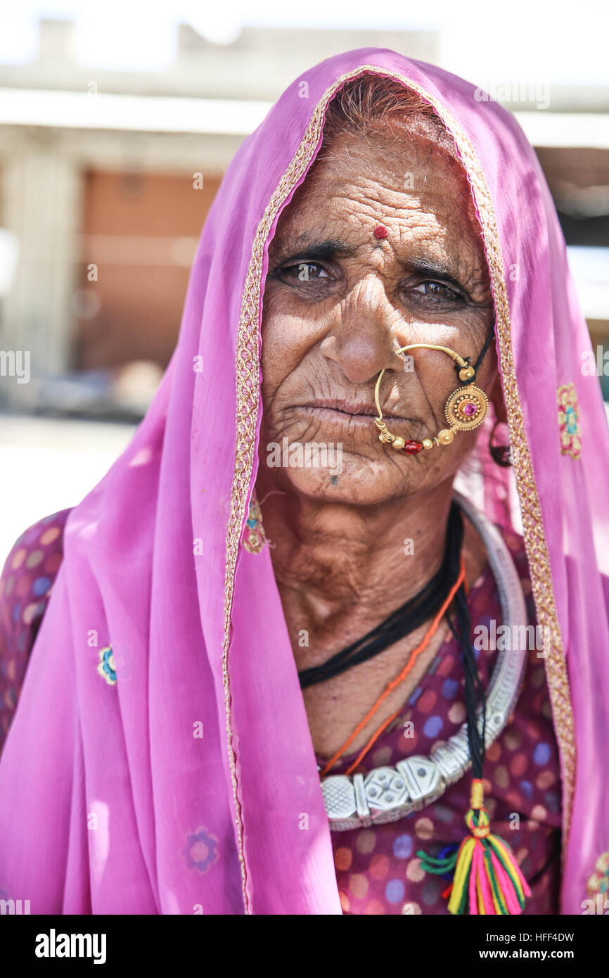 Porträts von Frauen und Kindern von Rajasthan. Auf dem Lande tragen die Frauen von Rajasthan lange Röcke, eine kleine Bolero und Schleier mit hellen Farben. Sie schmücken sich mit Silber Schmuck (Ohrringe, Nasenringe, Halsketten, Armbänder Arm und Knöchel). Sie die Kinder zu erziehen und in den ländlichen arbeiten (Rinder, Landwirtschaft, Holz und Wasser Aufgaben) zu beteiligen. Die meisten Ehen werden abgerechnet und die Stellung der Frauen und in den Dienst von ihren Schwiegereltern.  -23/04/2016 - Indien / Rajasthan - Bilder von Rajasthan, Porträts und Lebensstile - Sandrine Huet / Le Pictorium Stockfoto