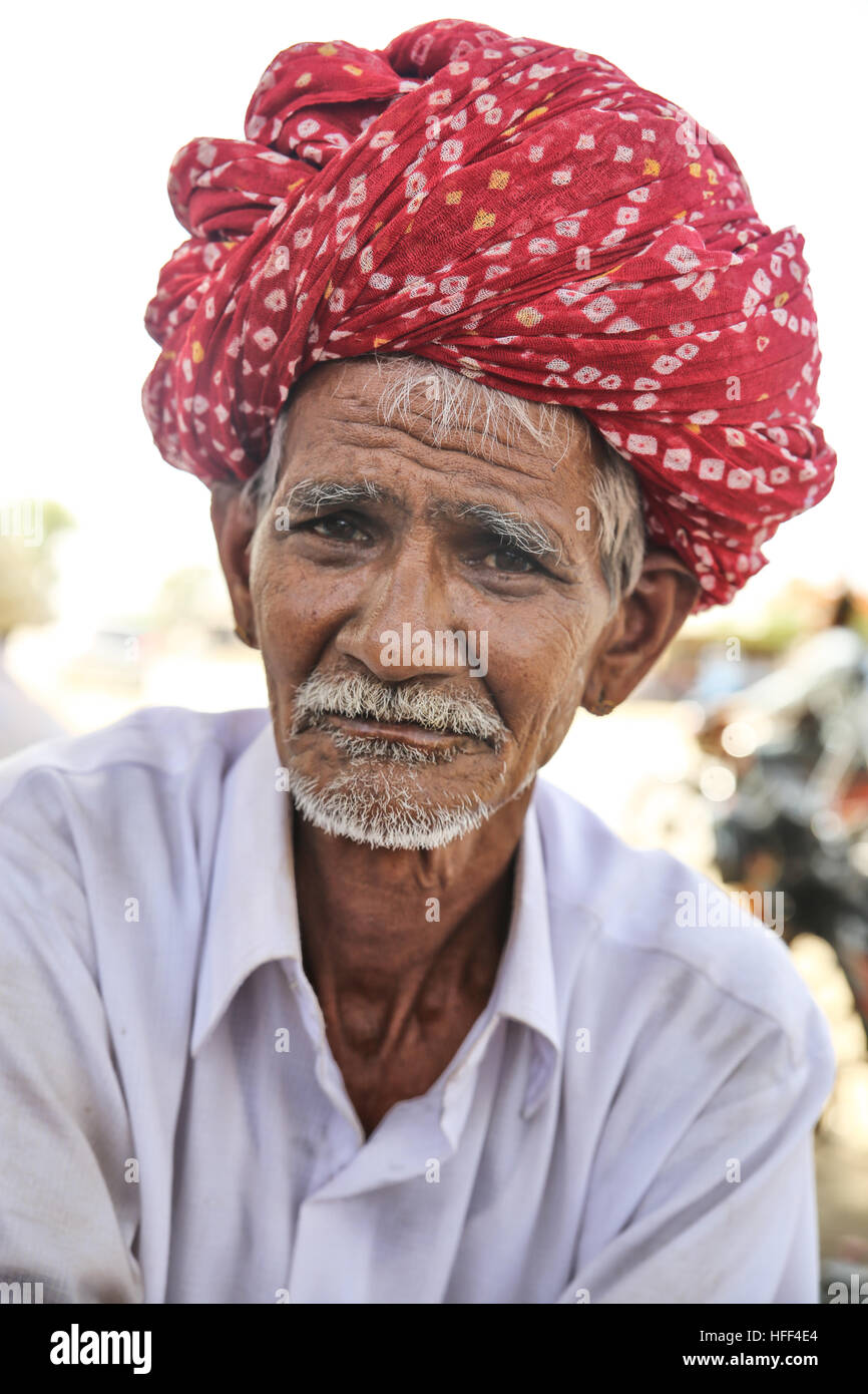 Porträts von Männern in Rajasthan - 23.04.2016 - Indien / Rajasthan - Männer von Rajasthan sind sehr oft Züchter, ex-Nomaden genannt Raikas. Sie tragen eine 9 Meter lange Turban, der ist das wichtigste Stück für ihre Tracht. Es hat Multi-Zwecke und informiert über sozialen Status des Mannes. Männer in Rajasthan haben oft einen Schnurrbart als Symbol für ihre Männlichkeit.    -Sandrine Huet / Le Pictorium Stockfoto