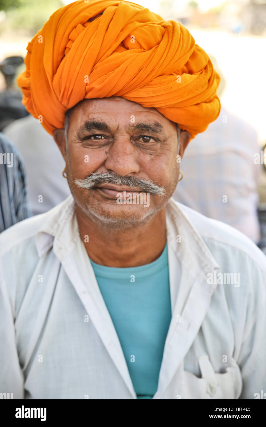 Porträts von Männern in Rajasthan - 23.04.2016 - Indien / Rajasthan - Männer von Rajasthan sind sehr oft Züchter, ex-Nomaden genannt Raikas. Sie tragen eine 9 Meter lange Turban, der ist das wichtigste Stück für ihre Tracht. Es hat Multi-Zwecke und informiert über sozialen Status des Mannes. Männer in Rajasthan haben oft einen Schnurrbart als Symbol für ihre Männlichkeit.    -Sandrine Huet / Le Pictorium Stockfoto
