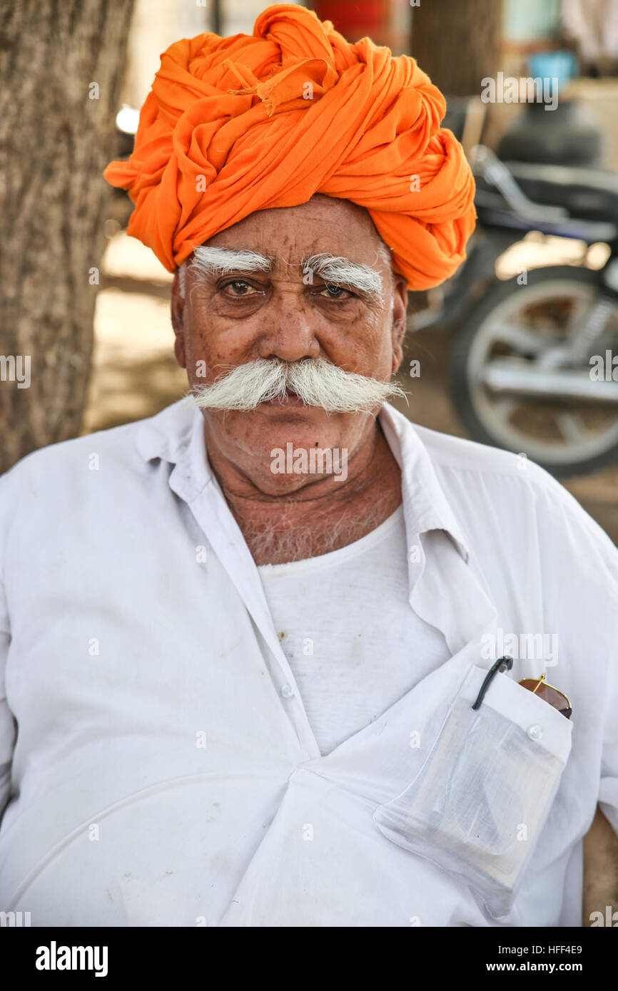 Porträts von Männern in Rajasthan - 23.04.2016 - Indien / Rajasthan - Männer von Rajasthan sind sehr oft Züchter, ex-Nomaden genannt Raikas. Sie tragen eine 9 Meter lange Turban, der ist das wichtigste Stück für ihre Tracht. Es hat Multi-Zwecke und informiert über sozialen Status des Mannes. Männer in Rajasthan haben oft einen Schnurrbart als Symbol für ihre Männlichkeit.    -Sandrine Huet / Le Pictorium Stockfoto