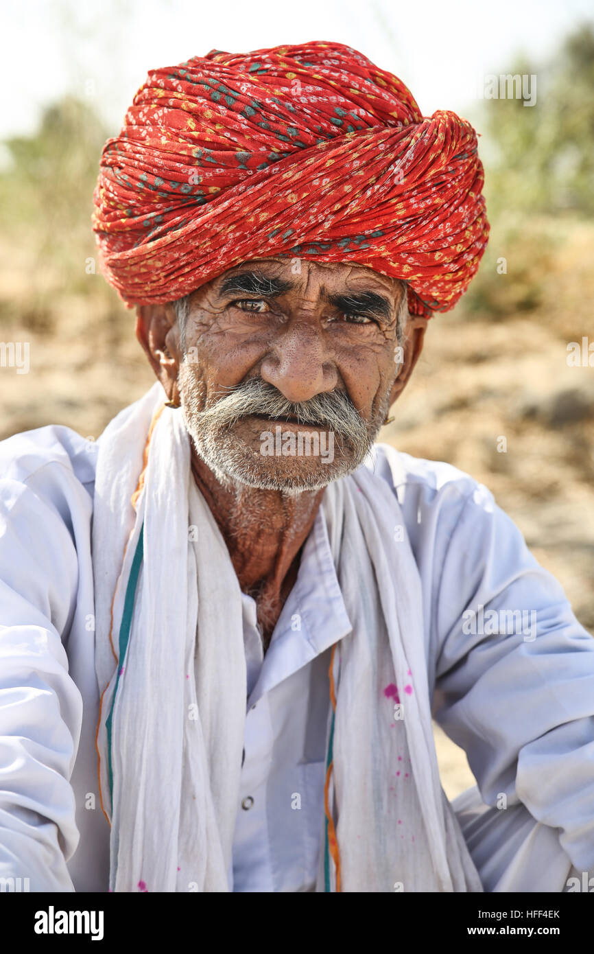 Porträts von Männern in Rajasthan - 22.04.2016 - Indien / Rajasthan - Männer von Rajasthan sind sehr oft Züchter, ex-Nomaden genannt Raikas. Sie tragen eine 9 Meter lange Turban, der ist das wichtigste Stück für ihre Tracht. Es hat Multi-Zwecke und informiert über sozialen Status des Mannes. Männer in Rajasthan haben oft einen Schnurrbart als Symbol für ihre Männlichkeit.    -Sandrine Huet / Le Pictorium Stockfoto