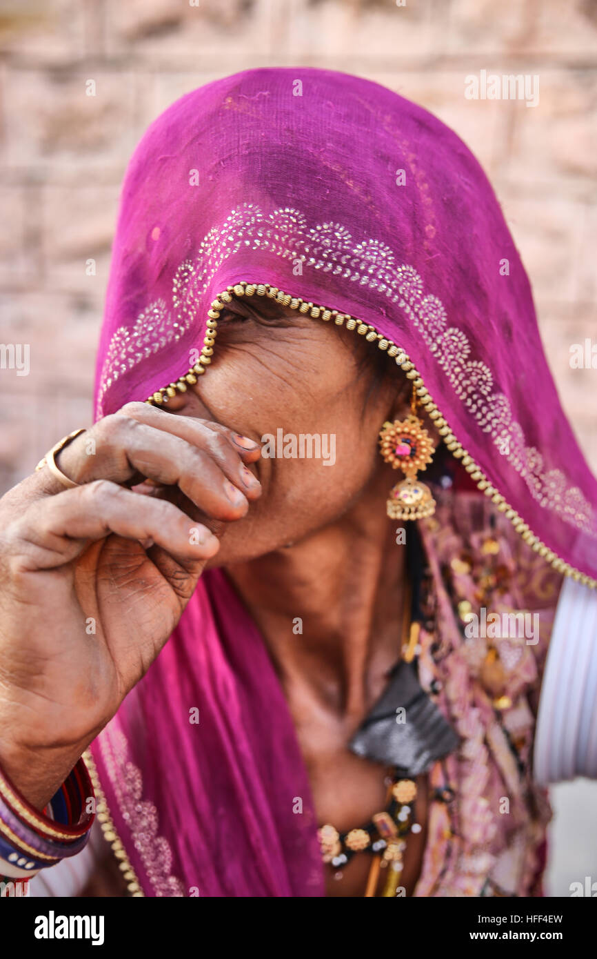 Porträts von Frauen und Kindern von Rajasthan. Auf dem Lande tragen die Frauen von Rajasthan lange Röcke, eine kleine Bolero und Schleier mit hellen Farben. Sie schmücken sich mit Silber Schmuck (Ohrringe, Nasenringe, Halsketten, Armbänder Arm und Knöchel). Sie die Kinder zu erziehen und in den ländlichen arbeiten (Rinder, Landwirtschaft, Holz und Wasser Aufgaben) zu beteiligen. Die meisten Ehen werden abgerechnet und die Stellung der Frauen und in den Dienst von ihren Schwiegereltern.  -21/04/2016 - Indien / Rajasthan - Bilder von Rajasthan, Porträts und Lebensstile - Sandrine Huet / Le Pictorium Stockfoto